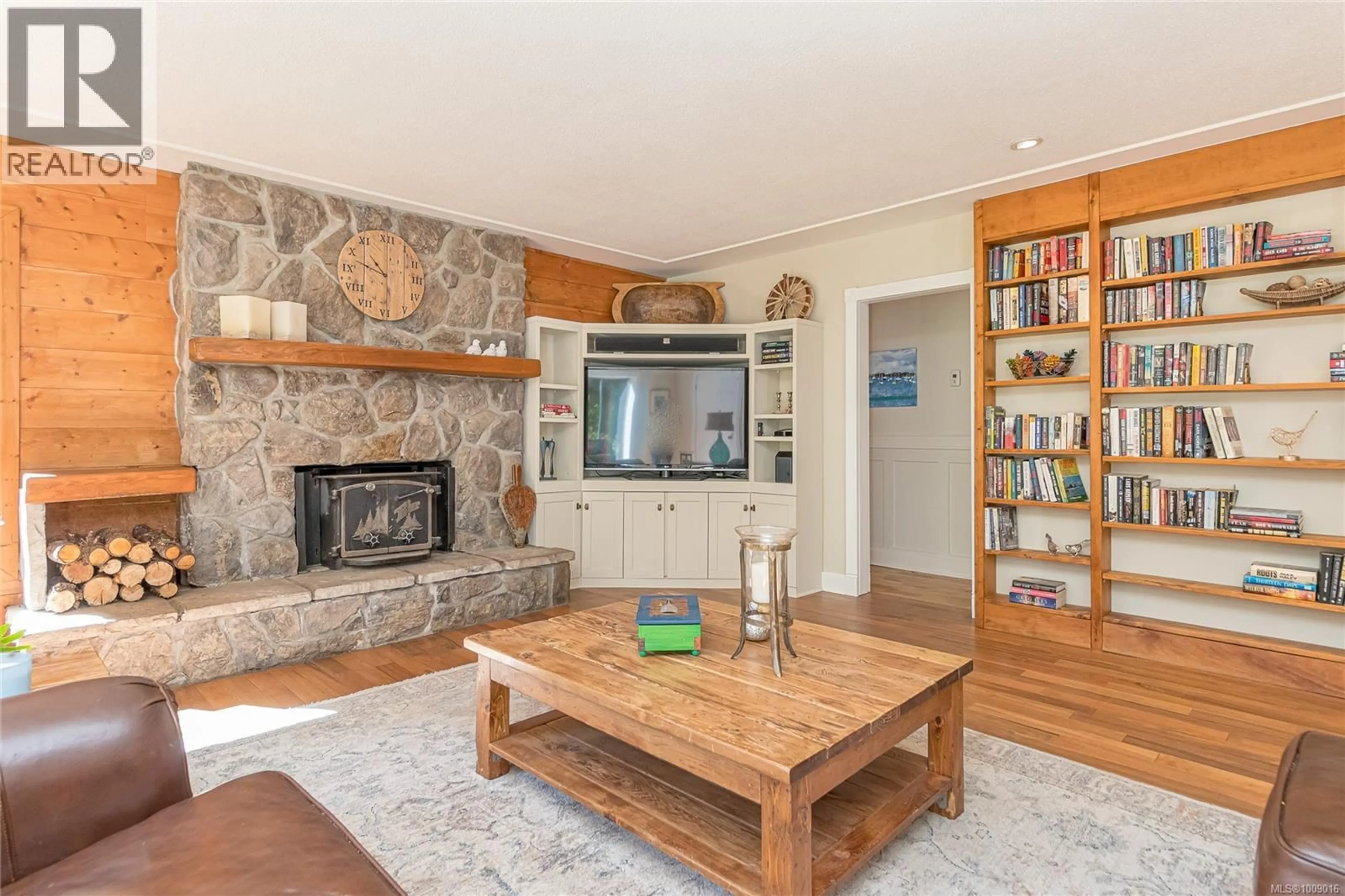 Living room with furniture, wood/laminate floor for 6368 ISLAND HIGHWAY WEST, Qualicum Beach British Columbia V9K2E5