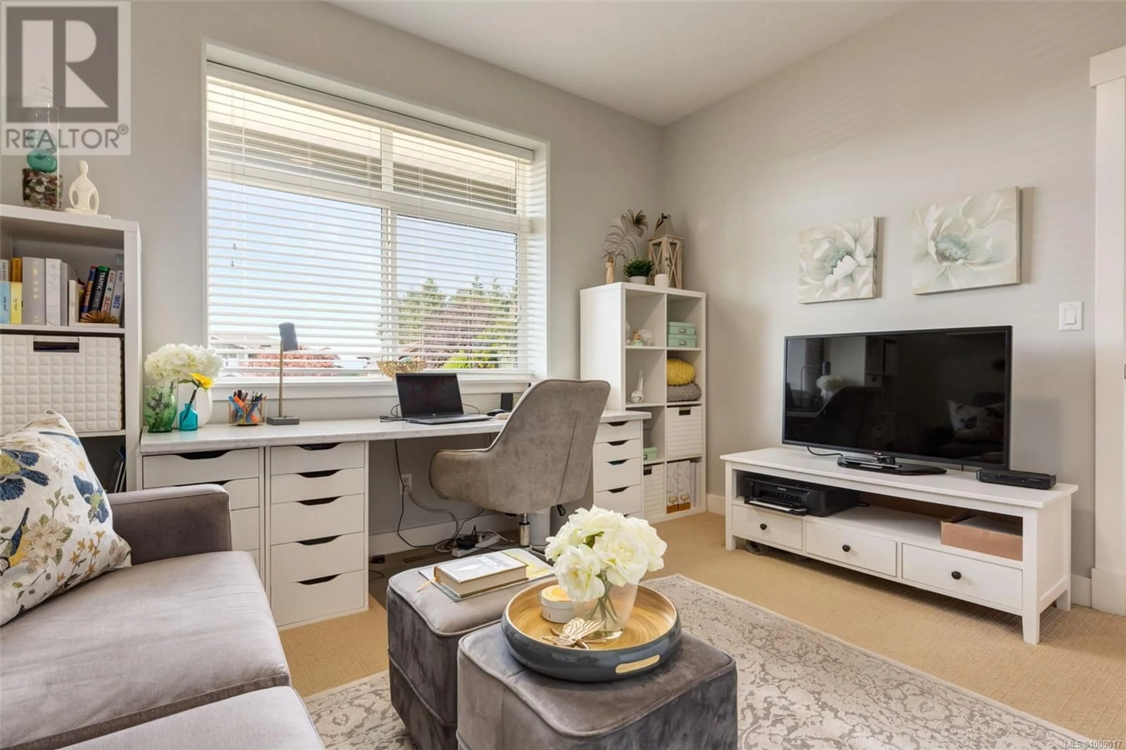 Living room with furniture, wood/laminate floor for 6471 THORNWOOD PLACE, Nanaimo British Columbia V9V1V9