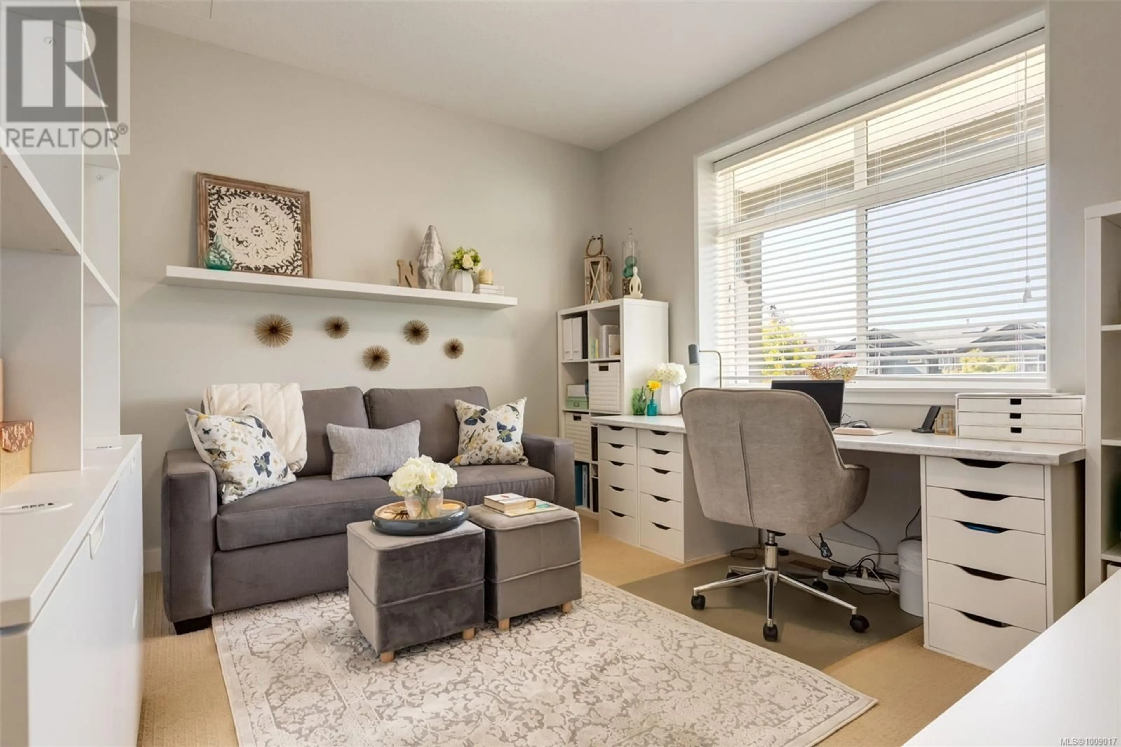 Living room with furniture, wood/laminate floor for 6471 THORNWOOD PLACE, Nanaimo British Columbia V9V1V9