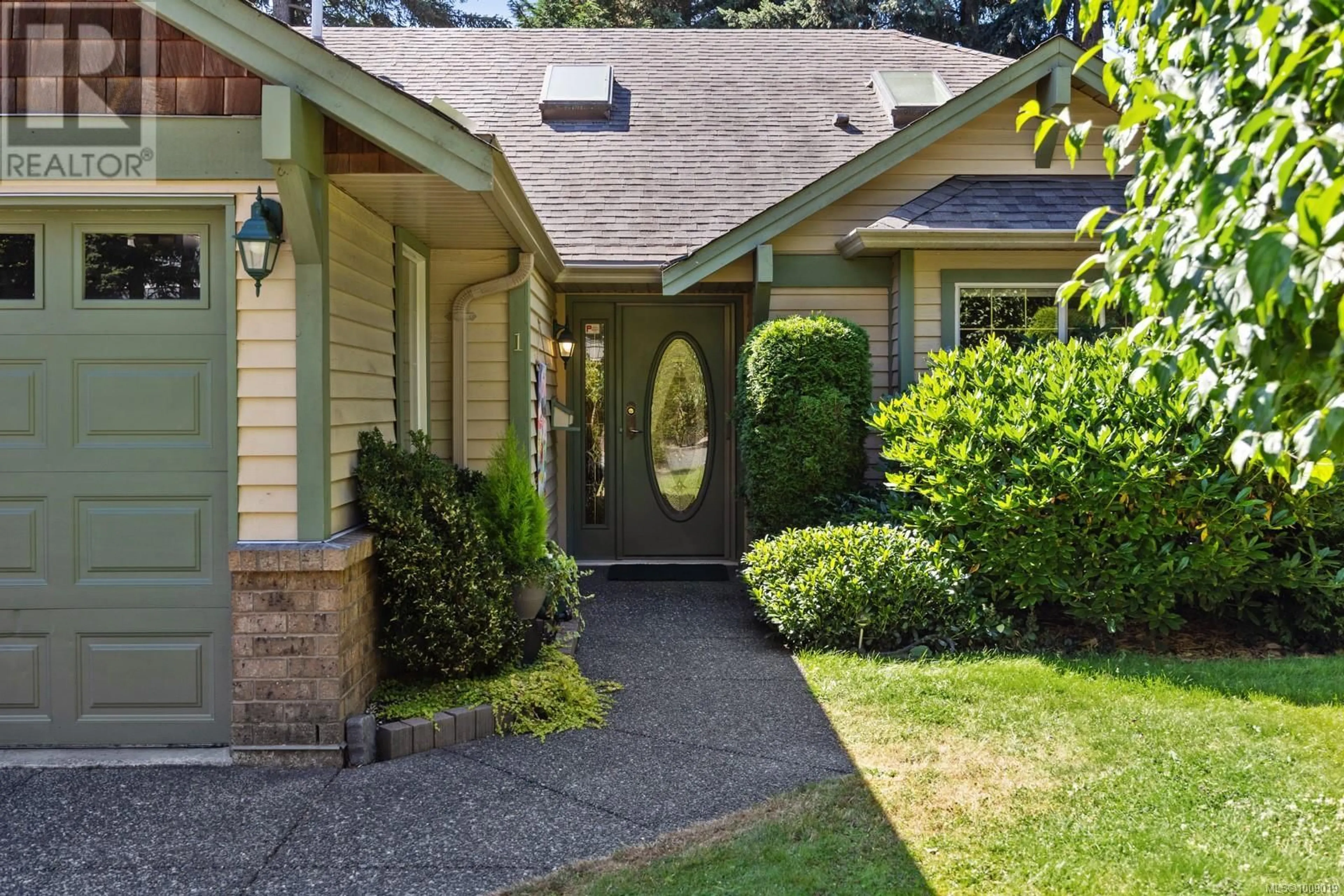 Home with vinyl exterior material, street for 1 - 600 ANDERTON ROAD, Comox British Columbia V9M2J3