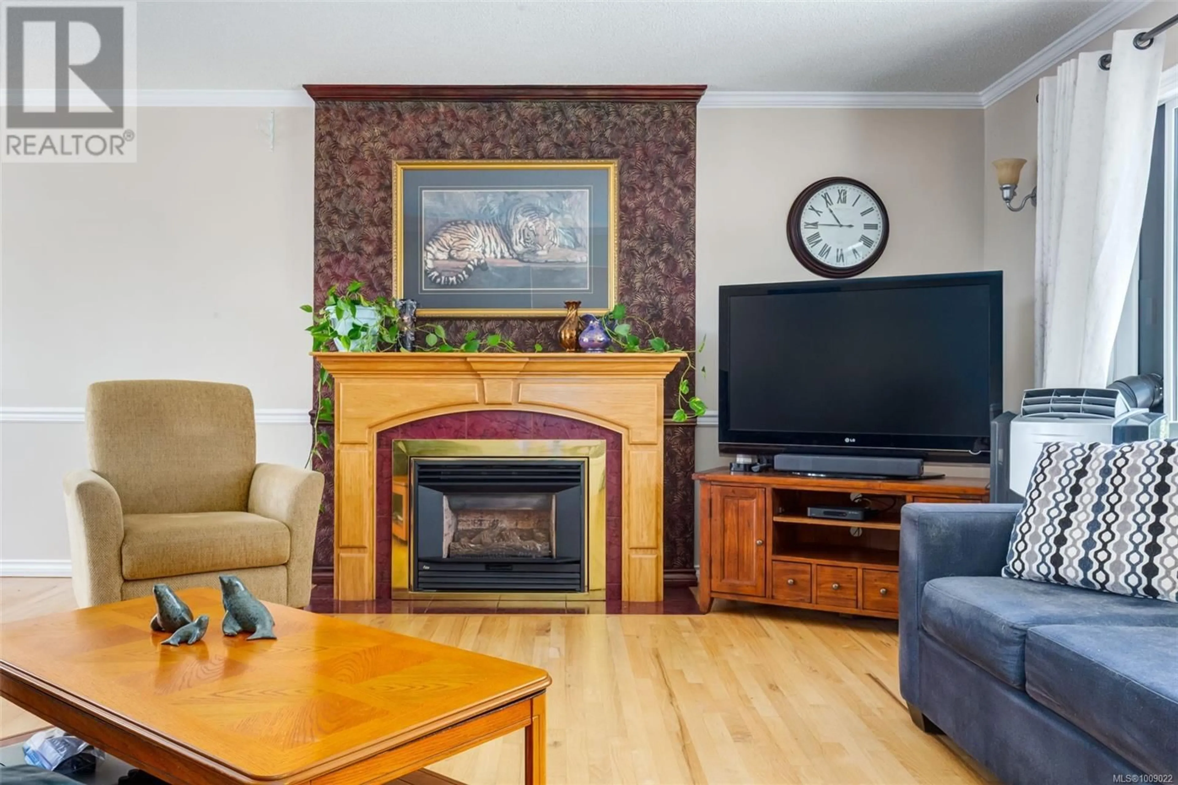Living room with furniture, wood/laminate floor for 108 CHELAN PLACE, Nanaimo British Columbia V9R6S2