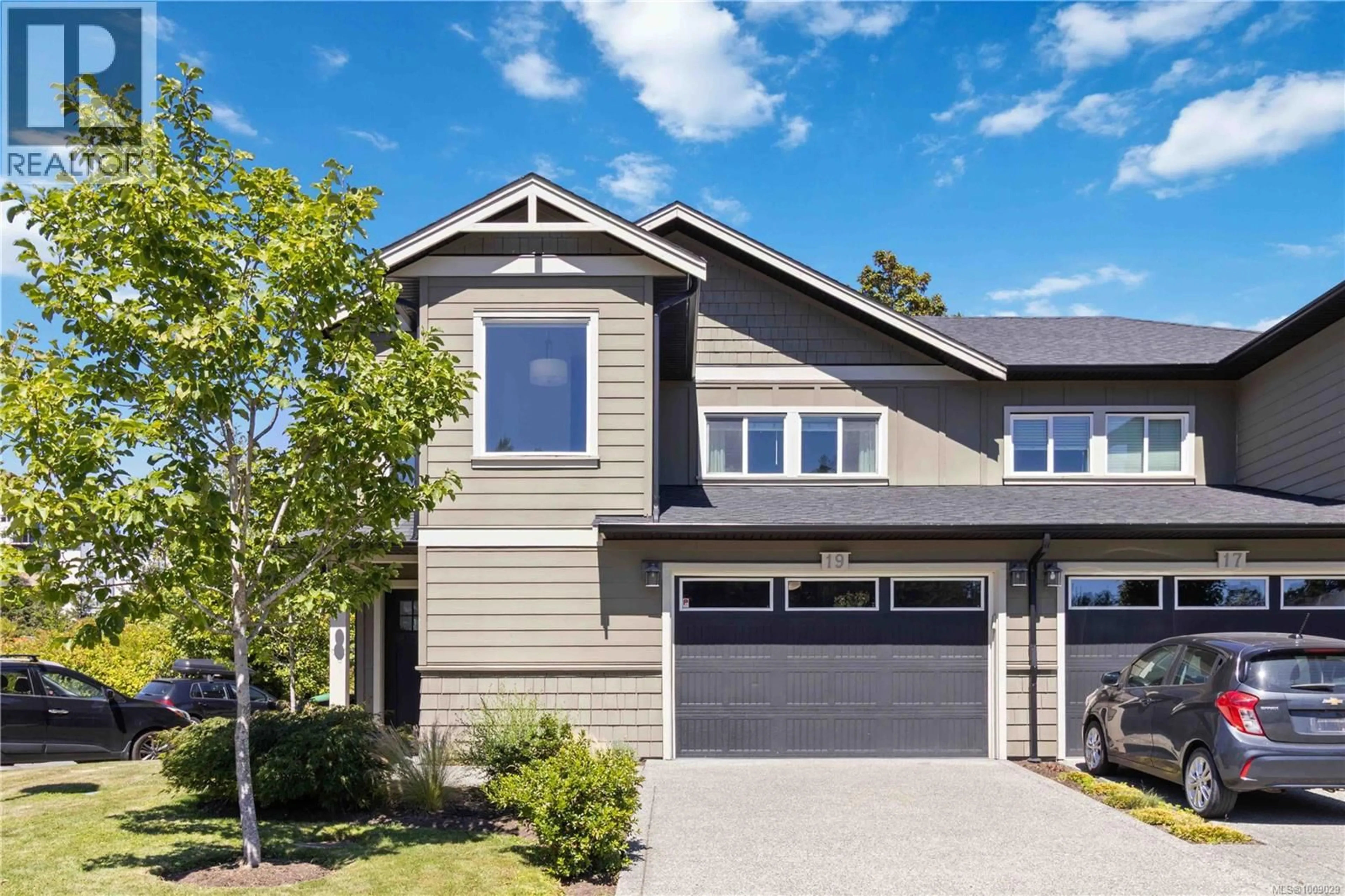 Home with vinyl exterior material, street for 19 MASSEY PLACE, View Royal British Columbia V9B0S9