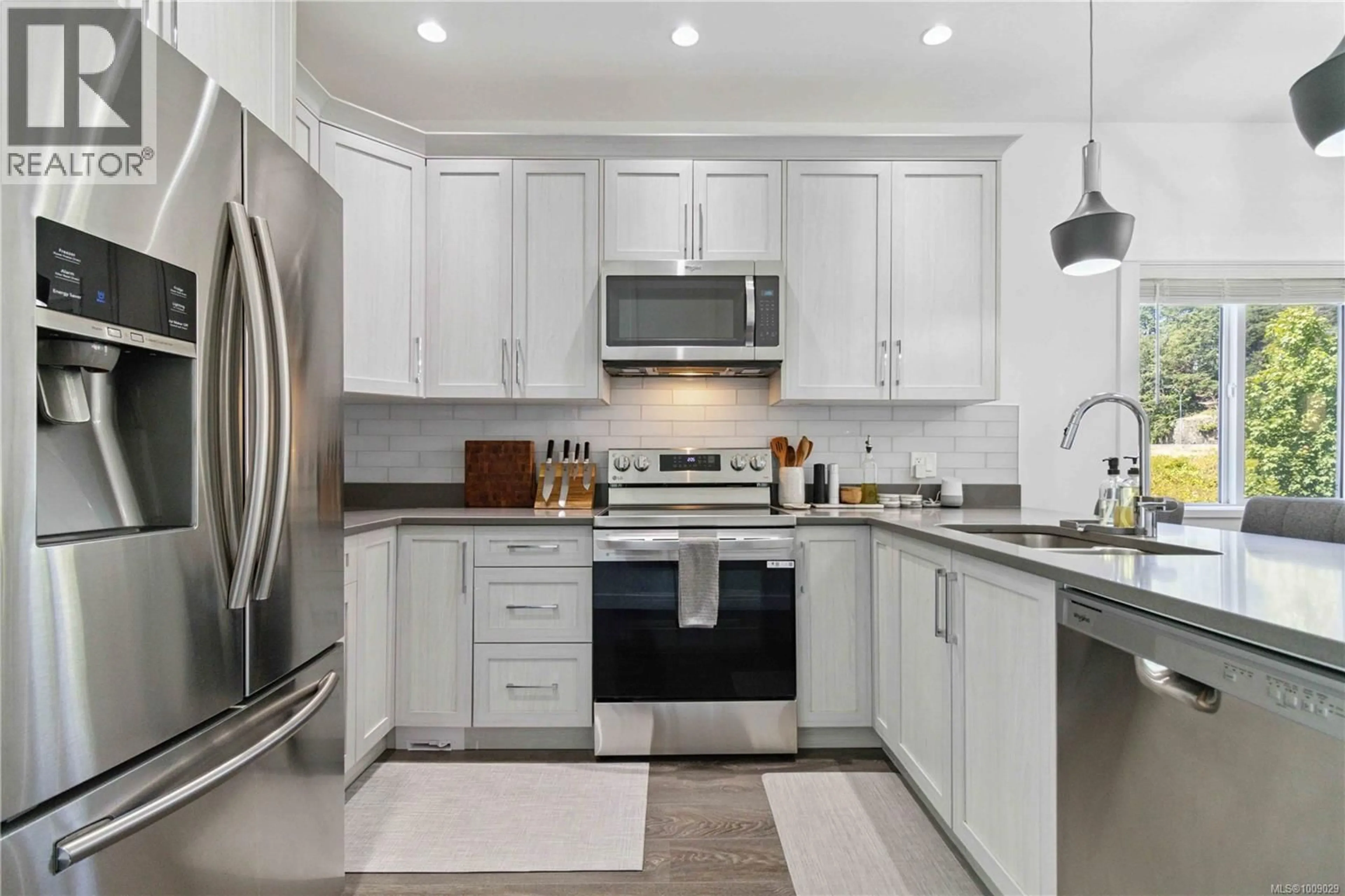 Open concept kitchen, ceramic/tile floor for 19 MASSEY PLACE, View Royal British Columbia V9B0S9