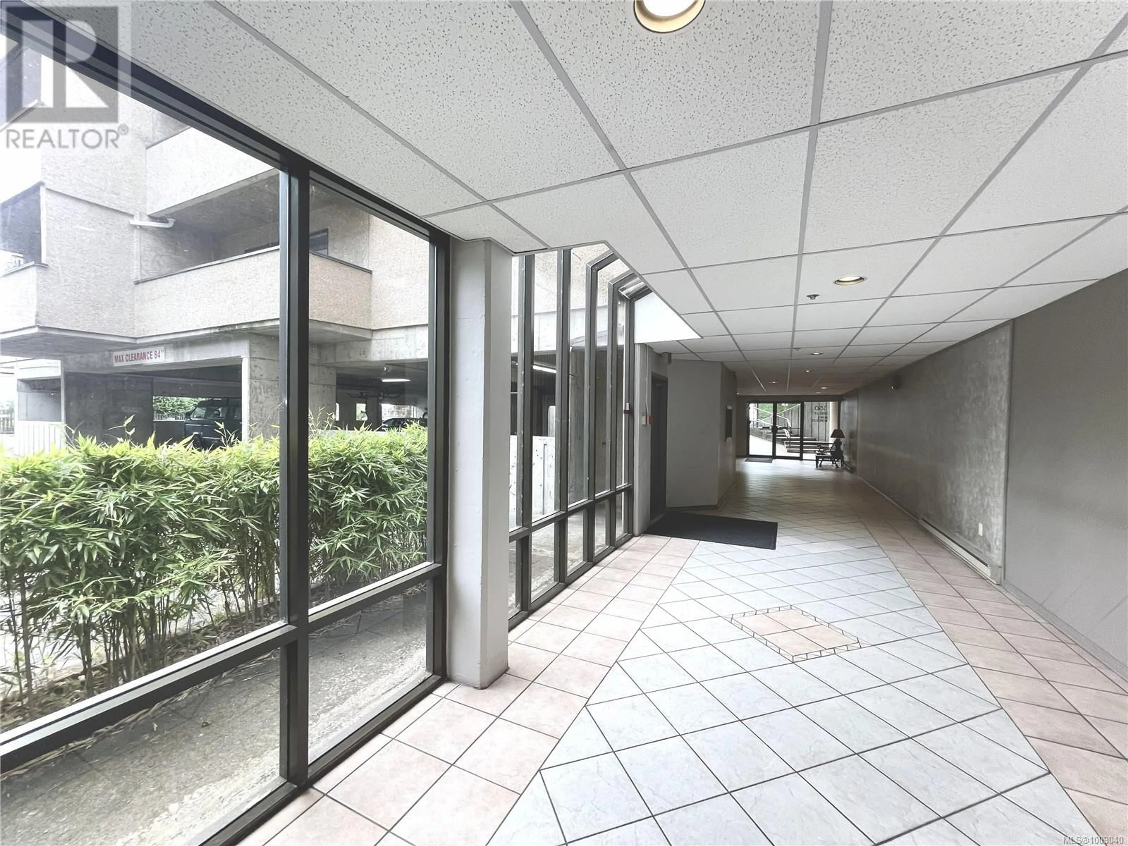 Indoor foyer for 201 - 550 BRADLEY STREET, Nanaimo British Columbia V9S5N4