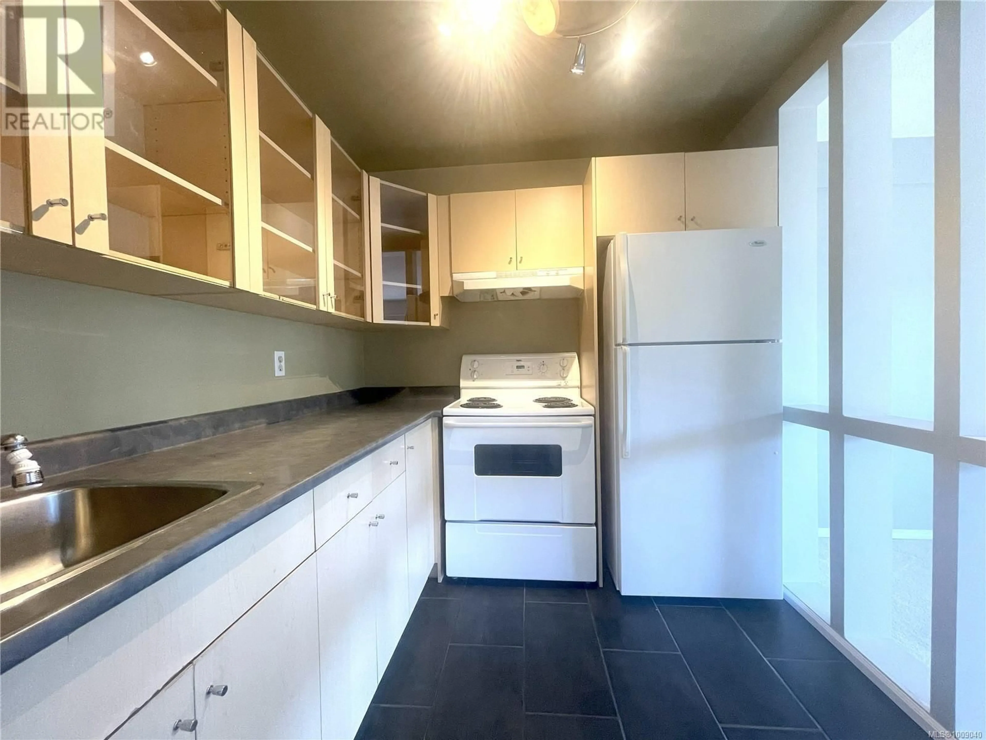 Standard kitchen, ceramic/tile floor for 201 - 550 BRADLEY STREET, Nanaimo British Columbia V9S5N4