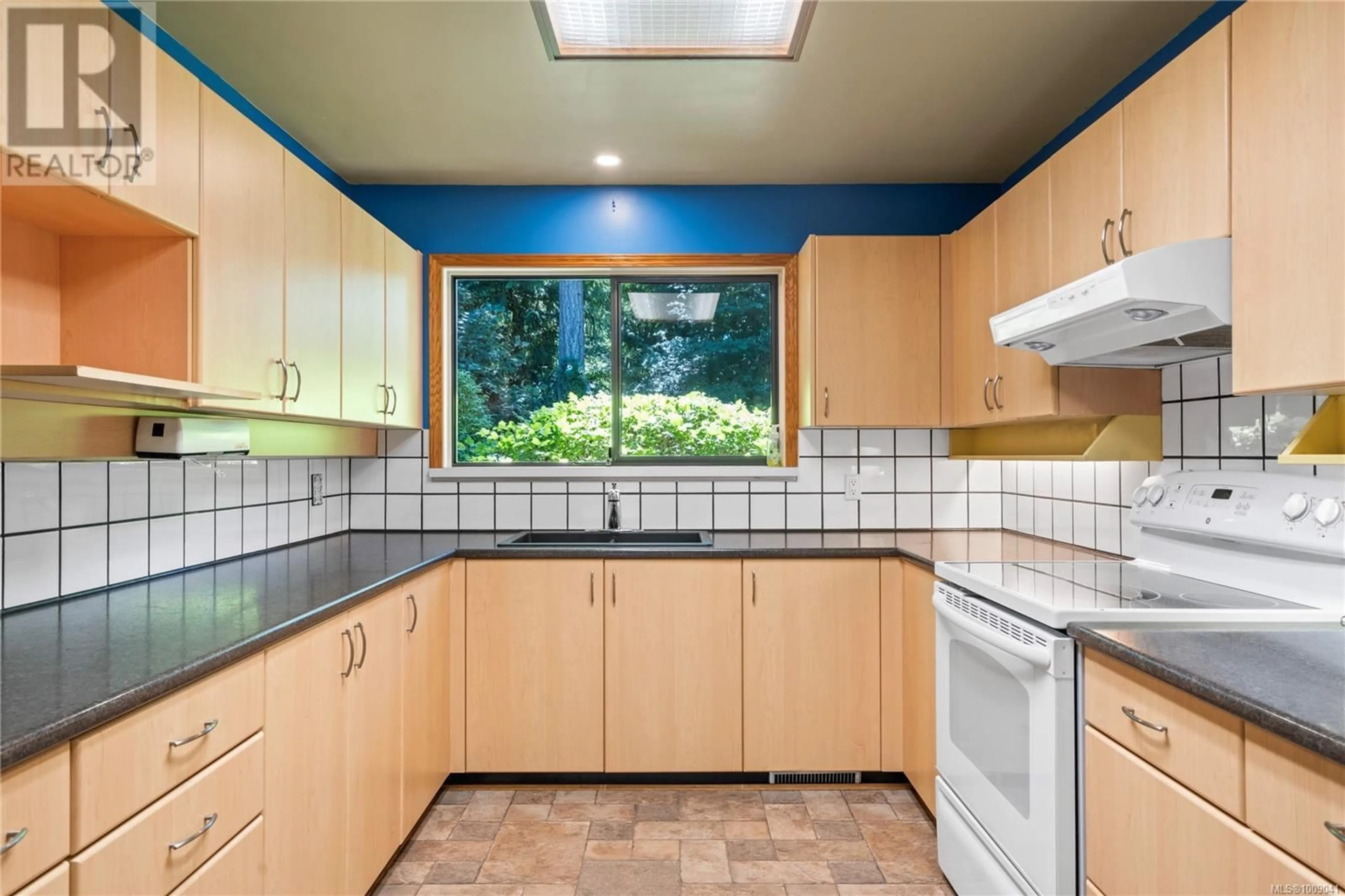 Standard kitchen, ceramic/tile floor for 255 SUNNINGDALE ROAD EAST, Qualicum Beach British Columbia V9K1L3
