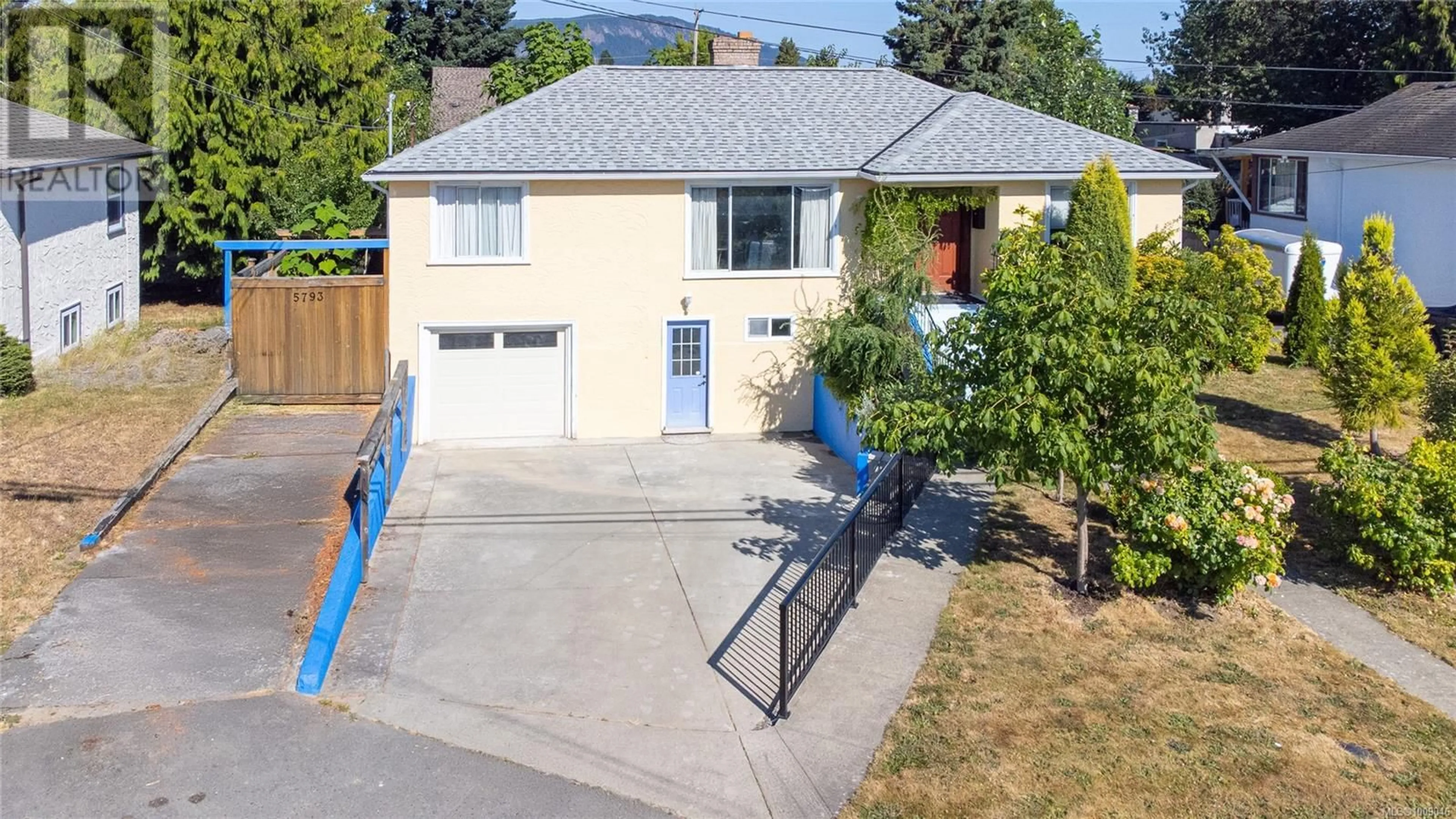 A pic from outside/outdoor area/front of a property/back of a property/a pic from drone, street for 5793 GARDEN STREET, Duncan British Columbia V9L3V8