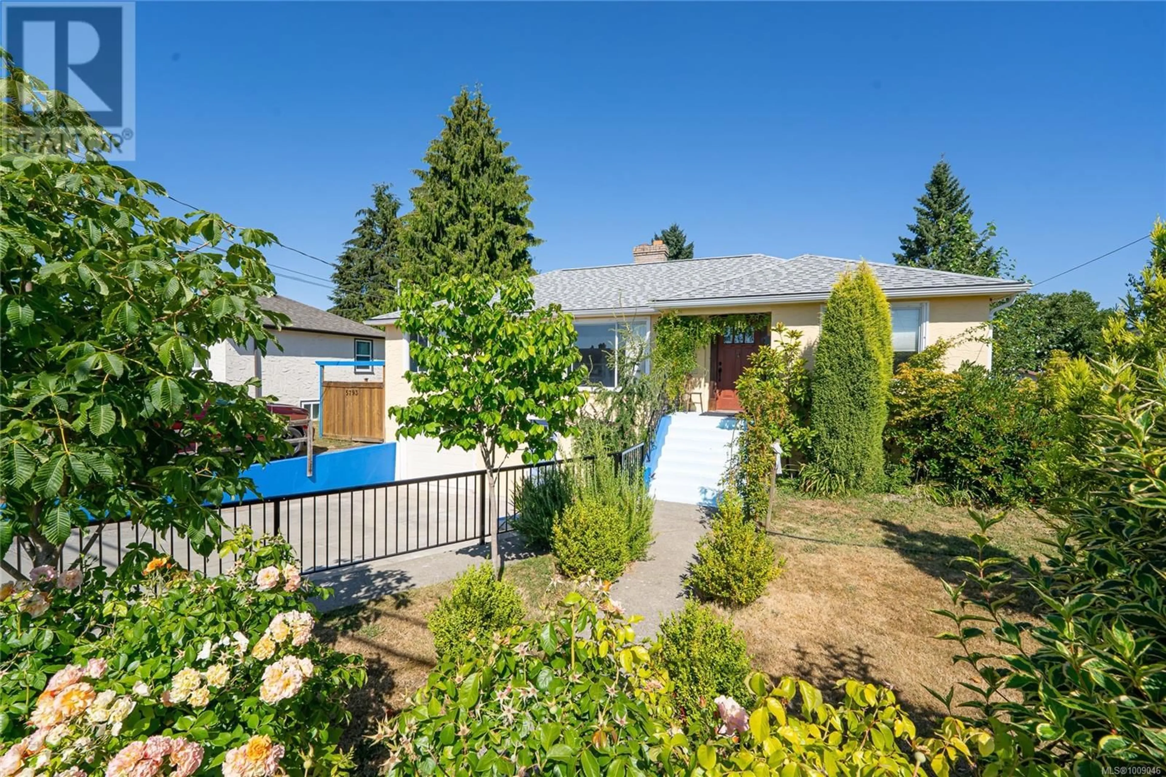 A pic from outside/outdoor area/front of a property/back of a property/a pic from drone, street for 5793 GARDEN STREET, Duncan British Columbia V9L3V8