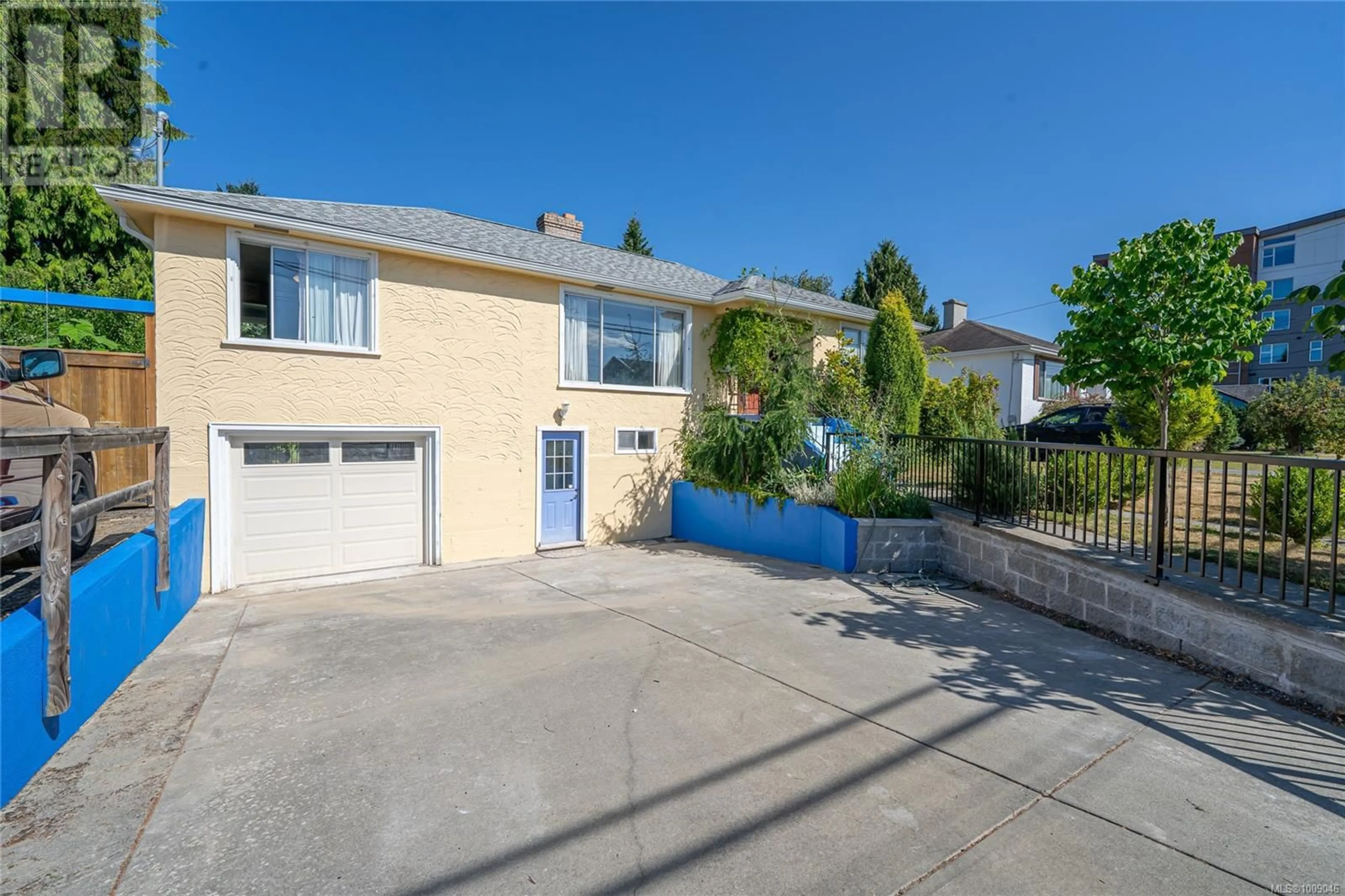 A pic from outside/outdoor area/front of a property/back of a property/a pic from drone, street for 5793 GARDEN STREET, Duncan British Columbia V9L3V8