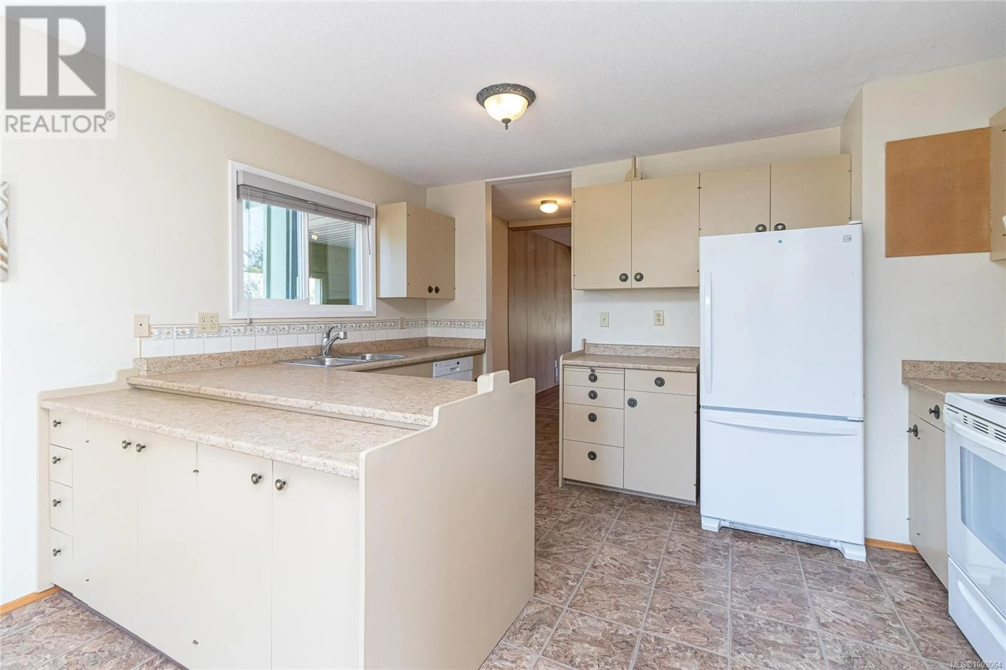 Standard kitchen, ceramic/tile floor for 912 BURNSIDE ROAD WEST, Saanich British Columbia V8Z1N2