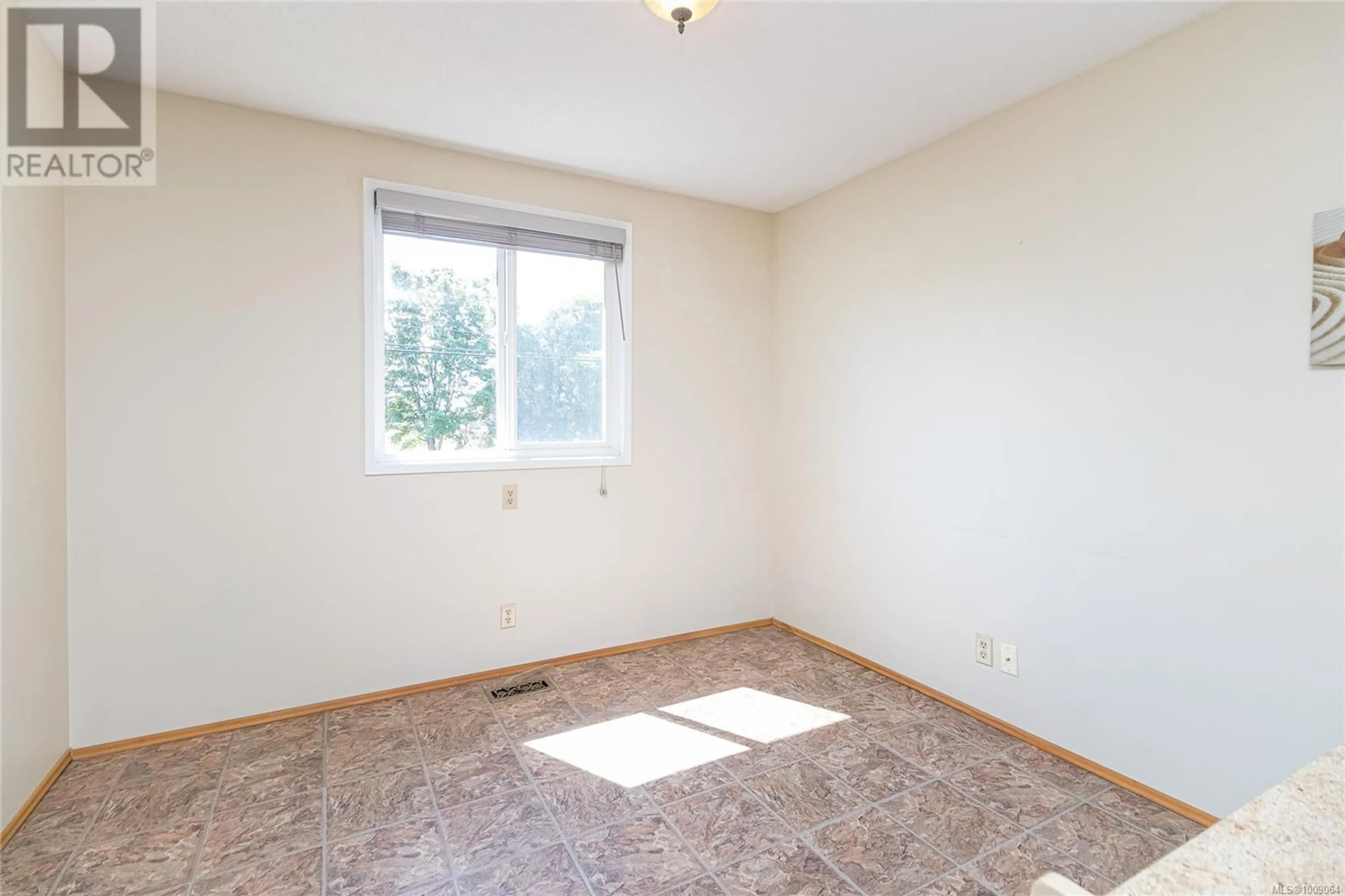 A pic of a room for 912 BURNSIDE ROAD WEST, Saanich British Columbia V8Z1N2