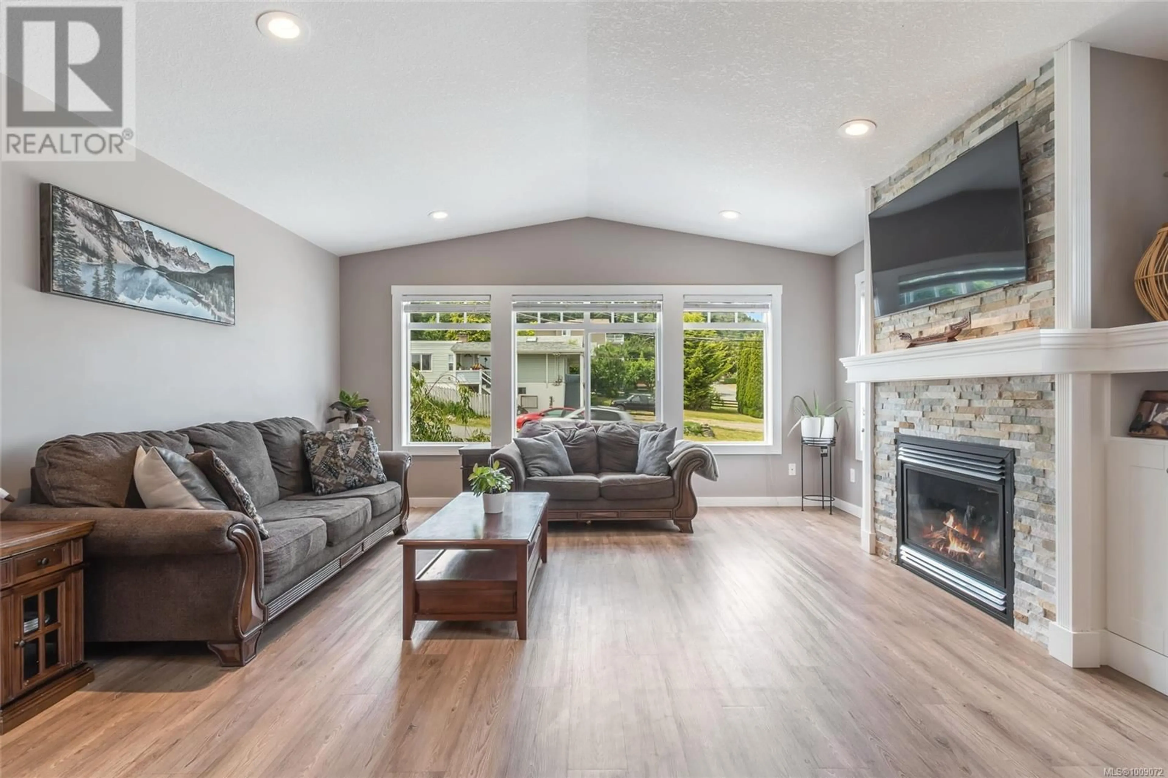 Living room with furniture, unknown for 605 CRAIG ROAD, Ladysmith British Columbia V9G1W1