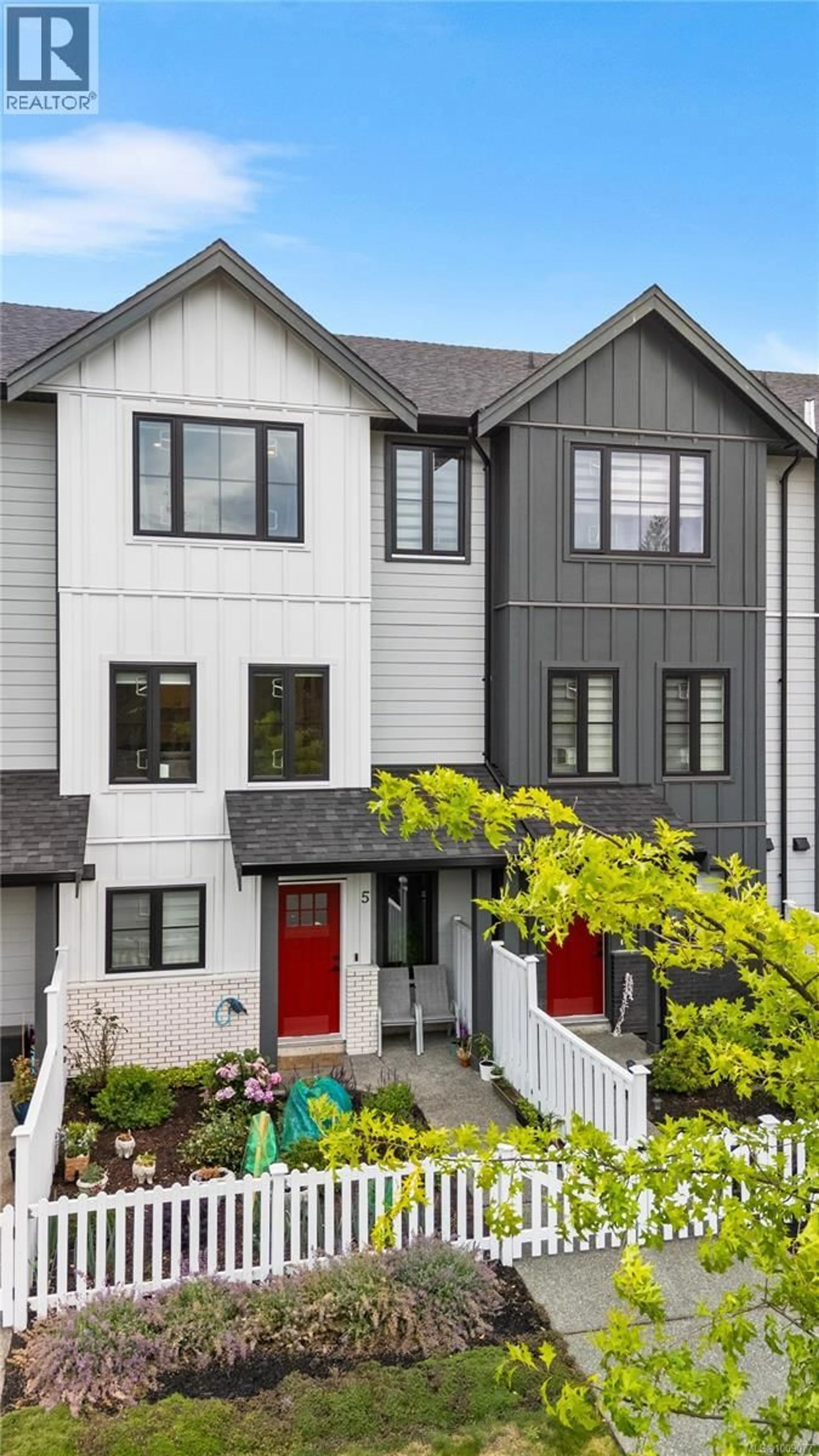 Home with vinyl exterior material, street for 5 - 701 SITKA STREET, Campbell River British Columbia V9H0E5