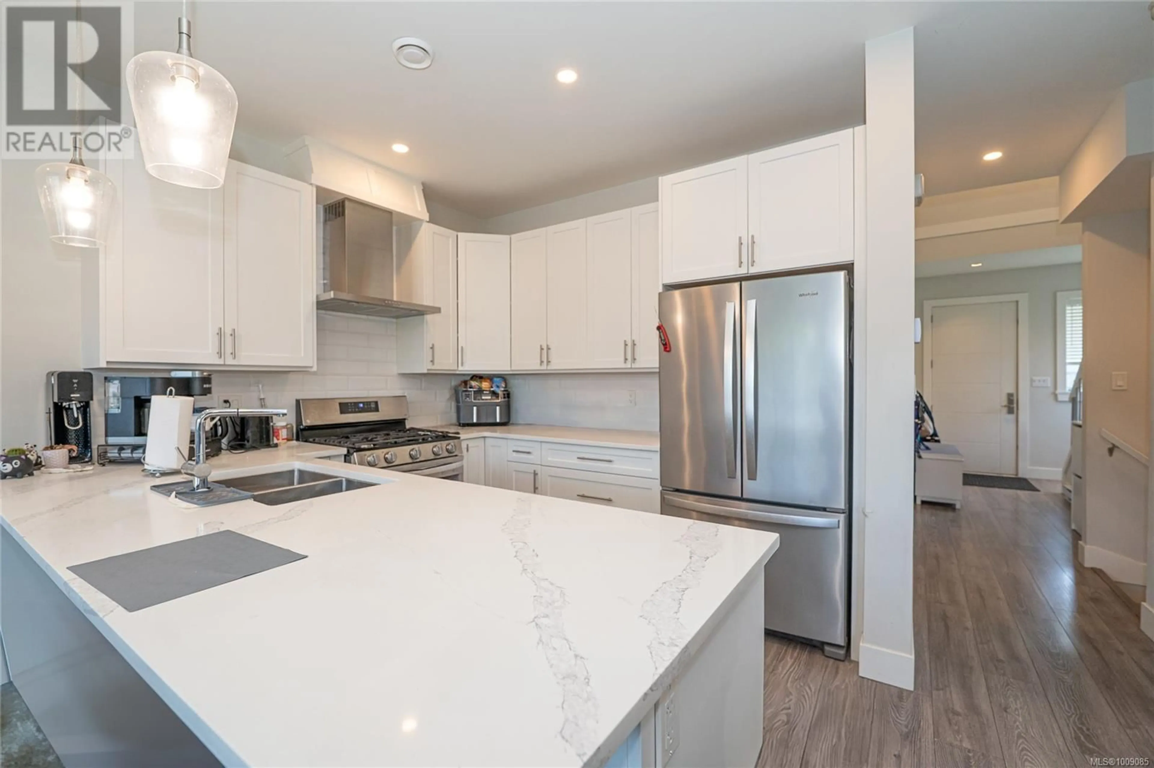 Open concept kitchen, ceramic/tile floor for 624 SELWYN CLOSE, Langford British Columbia V0V0V0