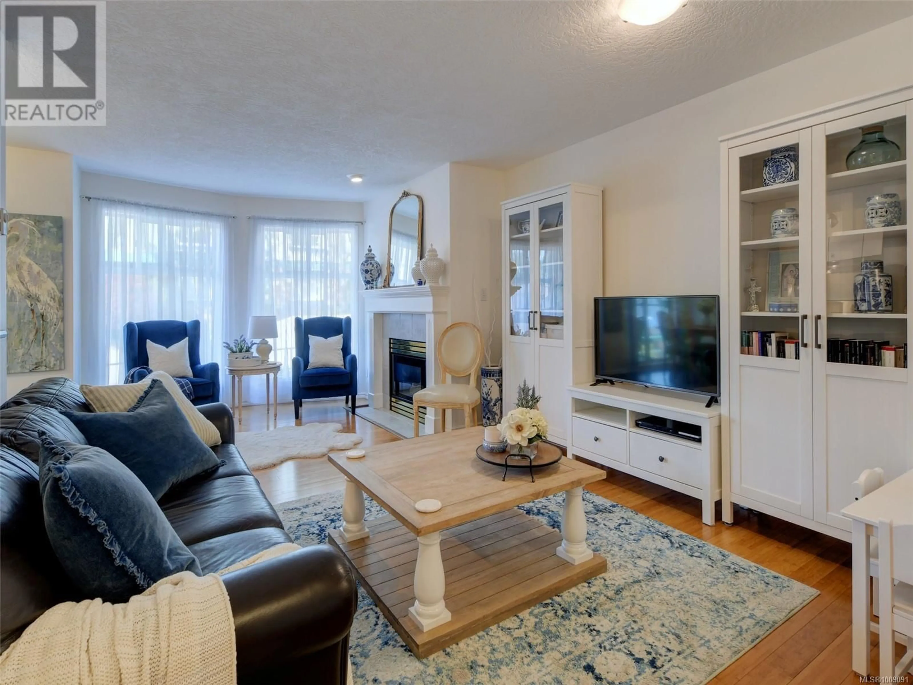 Living room with furniture, unknown for 210 - 894 VERNON AVENUE, Saanich British Columbia V8X2W6