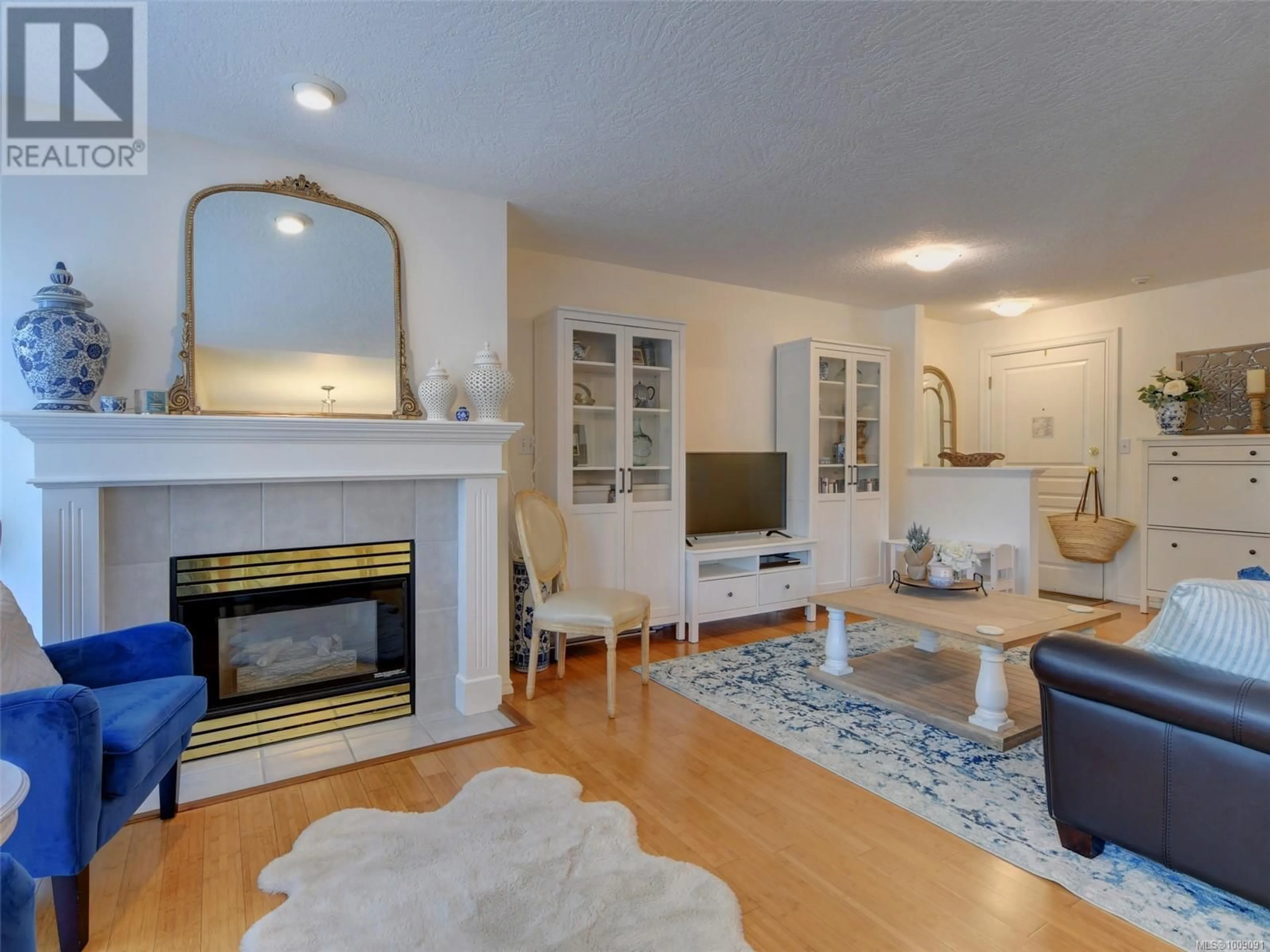 Living room with furniture, unknown for 210 - 894 VERNON AVENUE, Saanich British Columbia V8X2W6