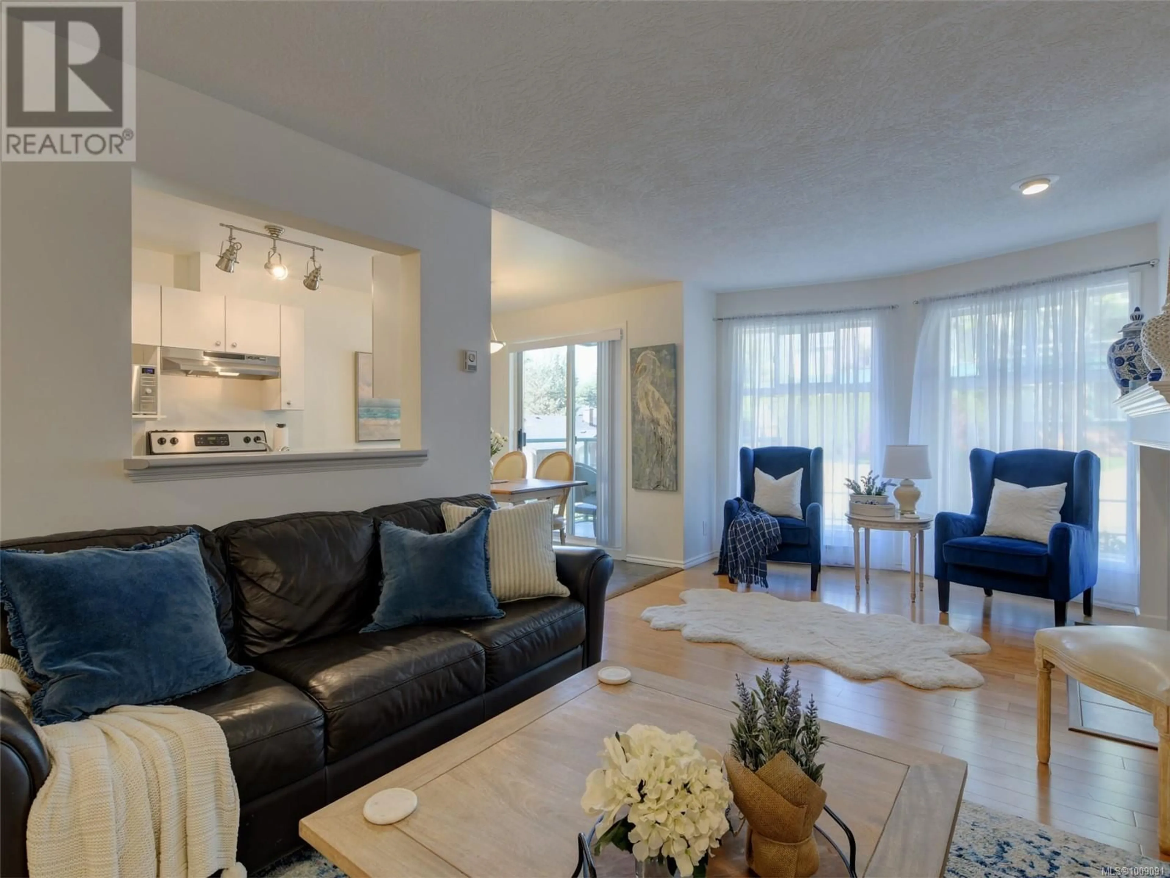 Living room with furniture, unknown for 210 - 894 VERNON AVENUE, Saanich British Columbia V8X2W6