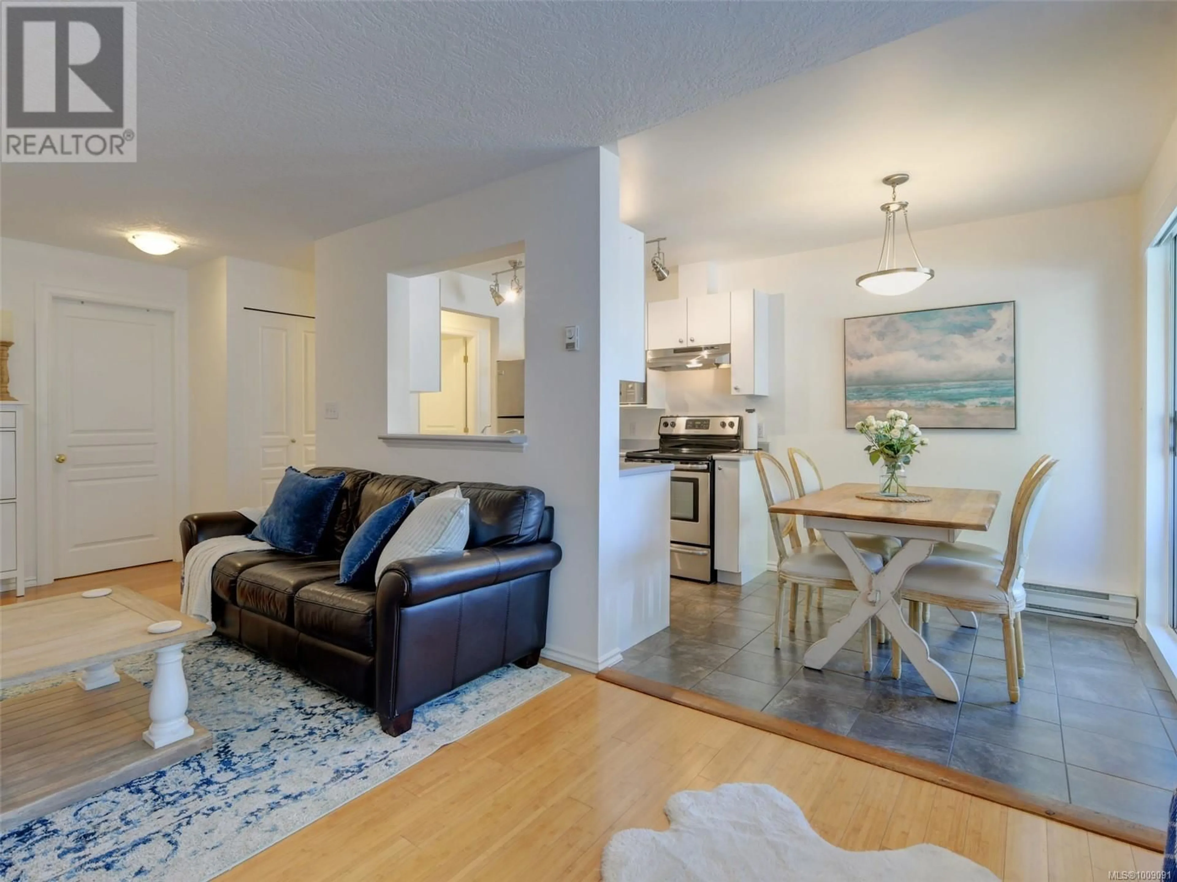Living room with furniture, unknown for 210 - 894 VERNON AVENUE, Saanich British Columbia V8X2W6