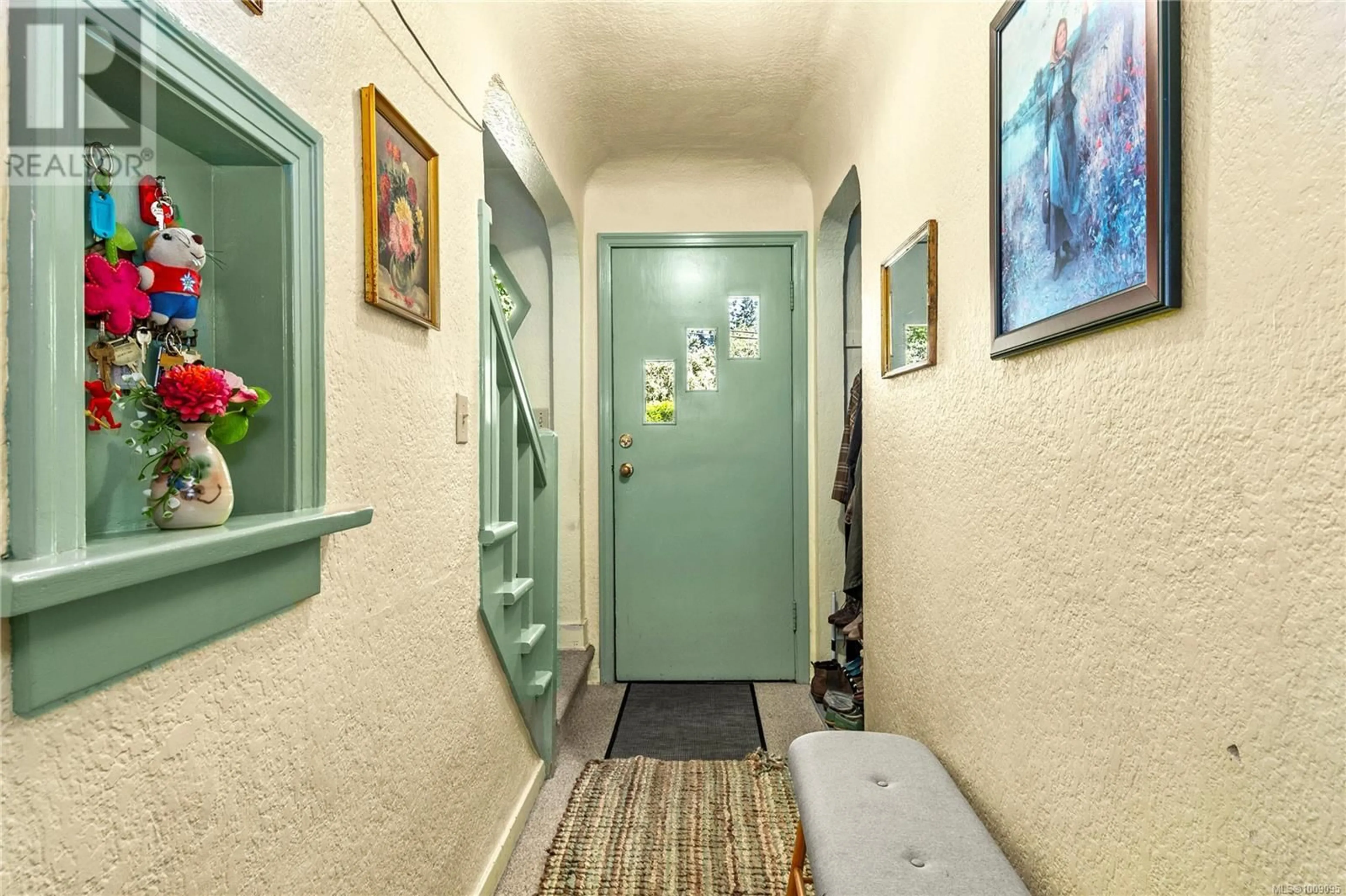Indoor foyer for 1963 BUENA VISTA AVENUE, Comox British Columbia V9M1Y1