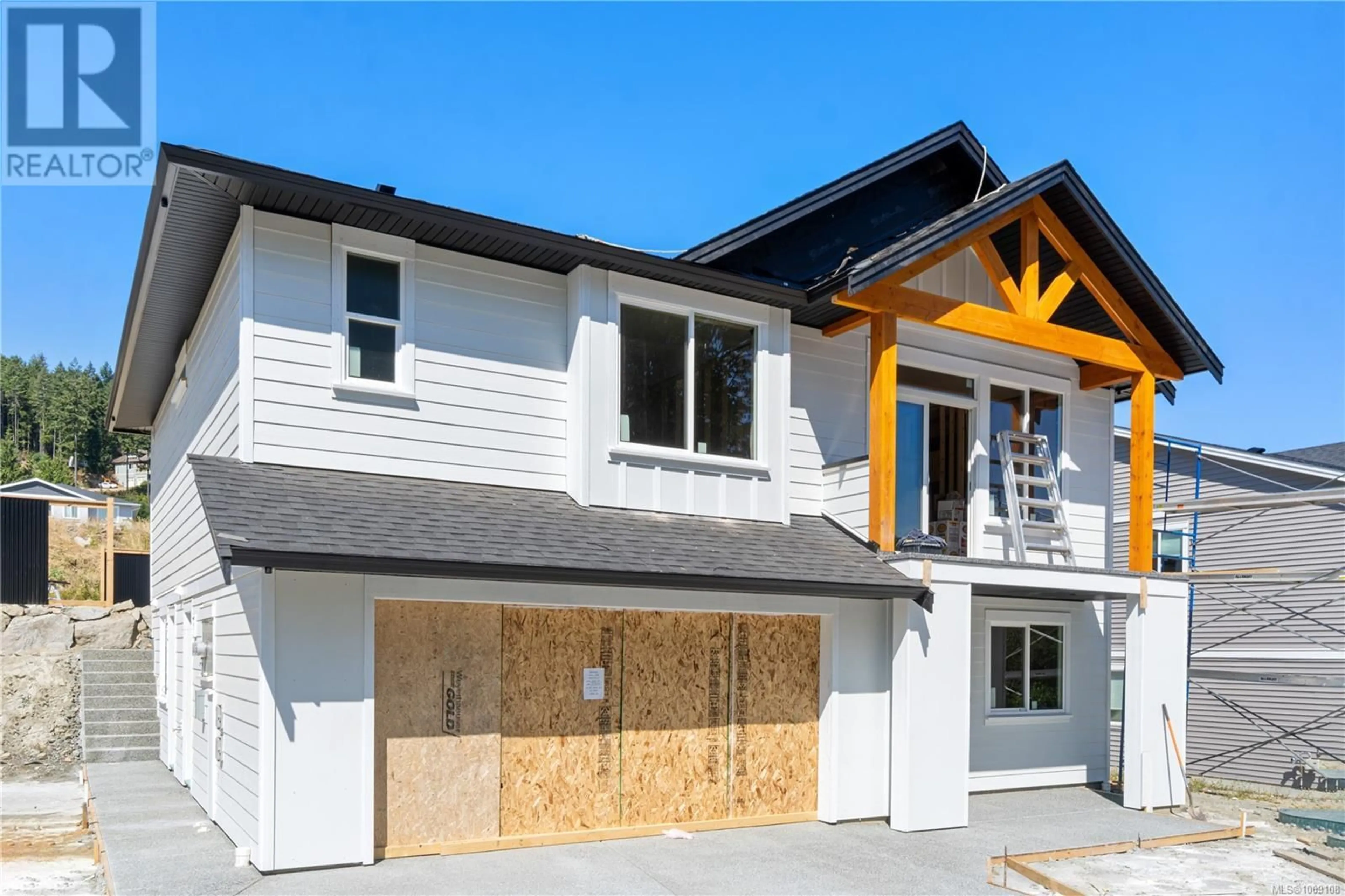 Home with vinyl exterior material, street for 824 RUSSELL ROAD, Ladysmith British Columbia V9G1W4