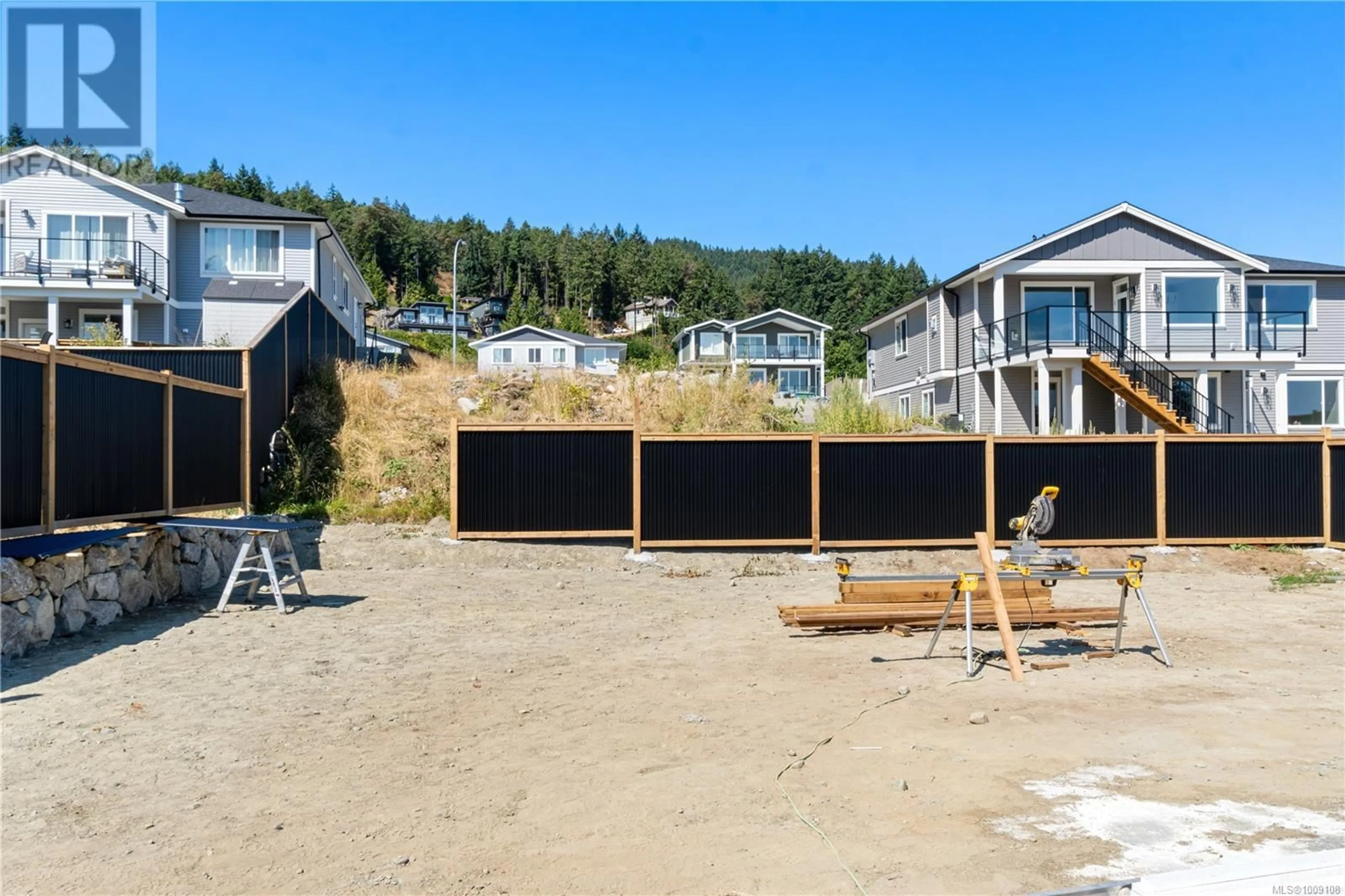 A pic from outside/outdoor area/front of a property/back of a property/a pic from drone, street for 824 RUSSELL ROAD, Ladysmith British Columbia V9G1W4