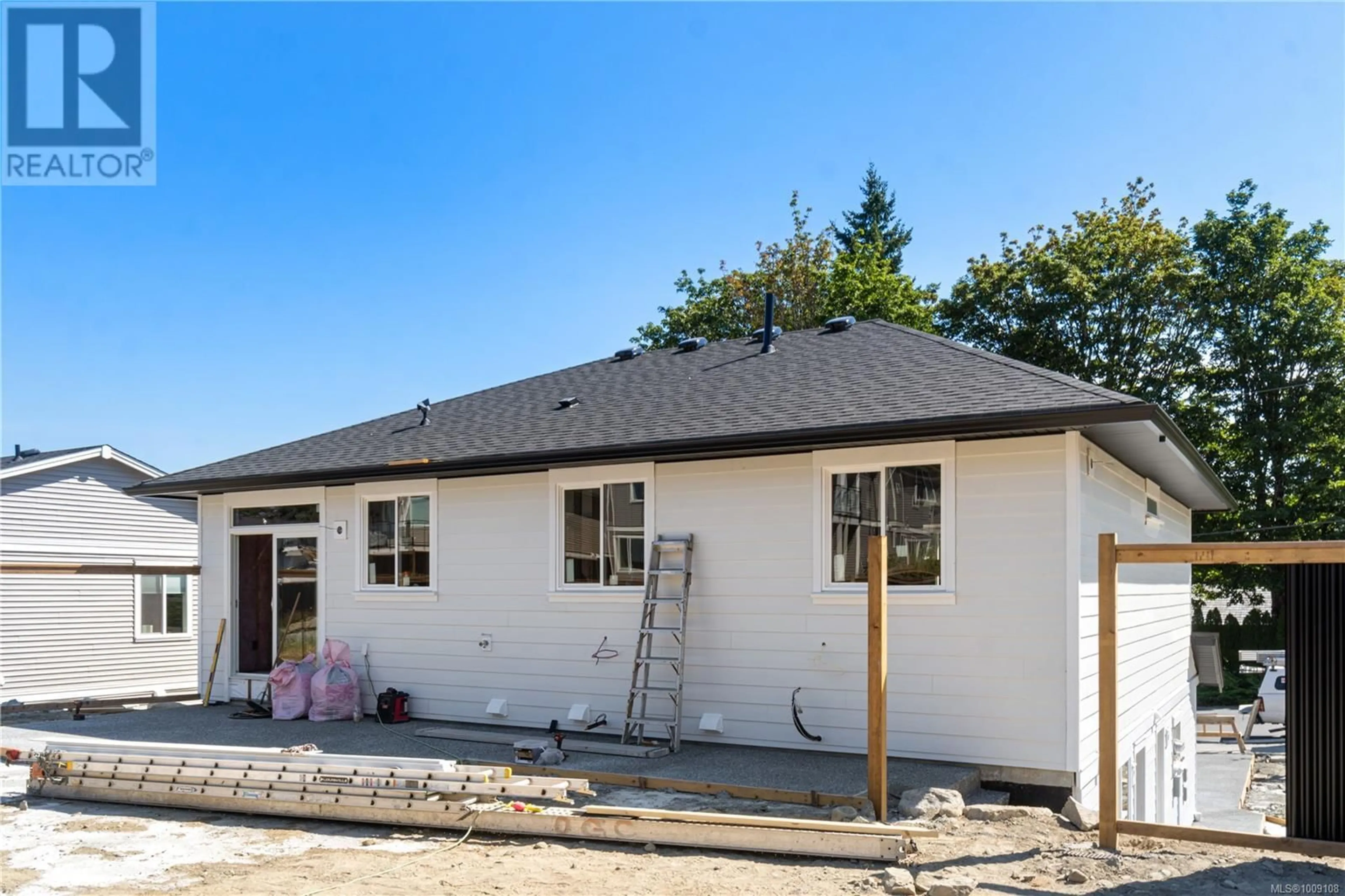 Home with vinyl exterior material, building for 824 RUSSELL ROAD, Ladysmith British Columbia V9G1W4