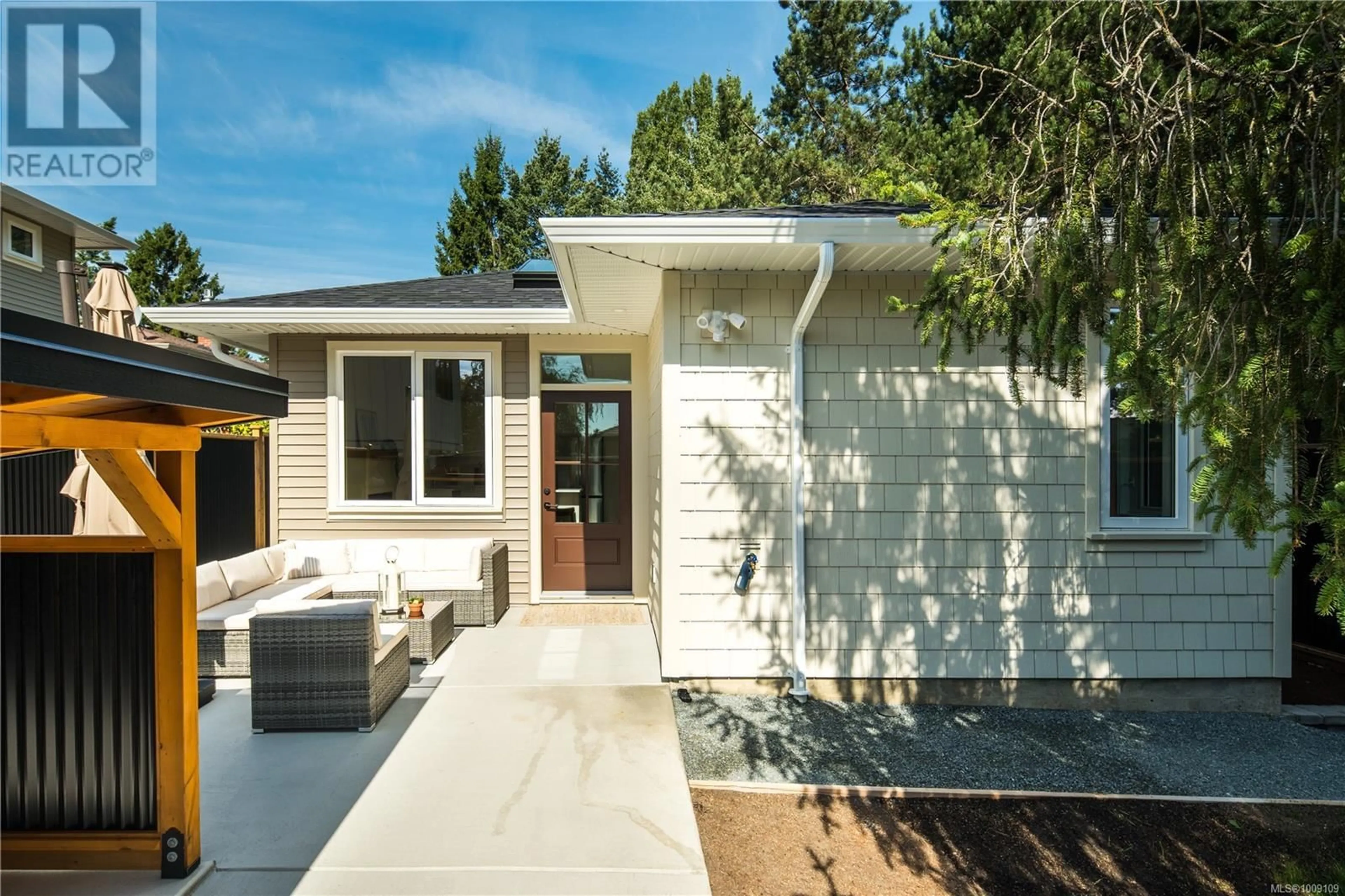 Home with vinyl exterior material, street for C - 568 KAY STREET, Saanich British Columbia V8Z2L3