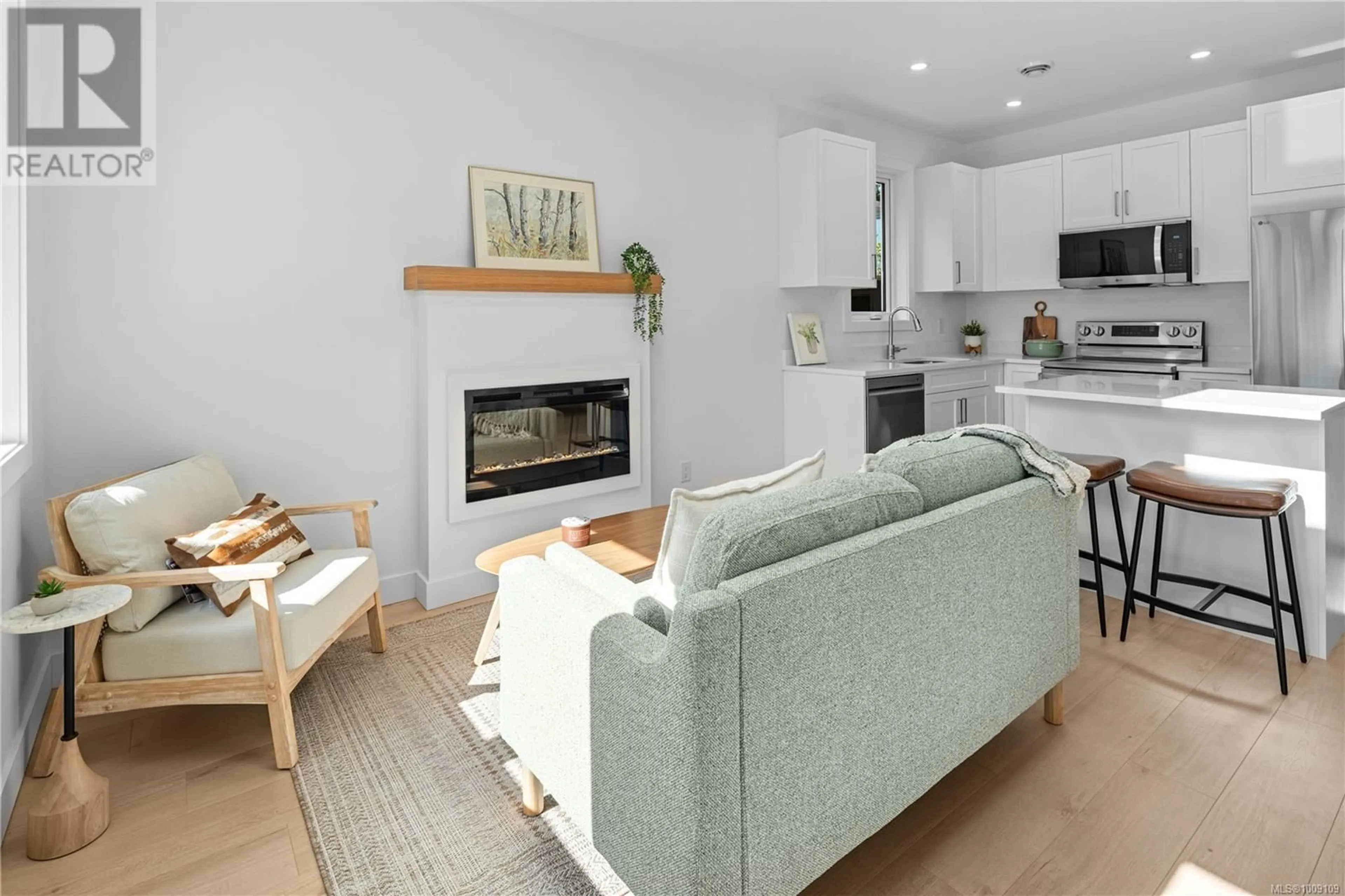 Living room with furniture, wood/laminate floor for C - 568 KAY STREET, Saanich British Columbia V8Z2L3