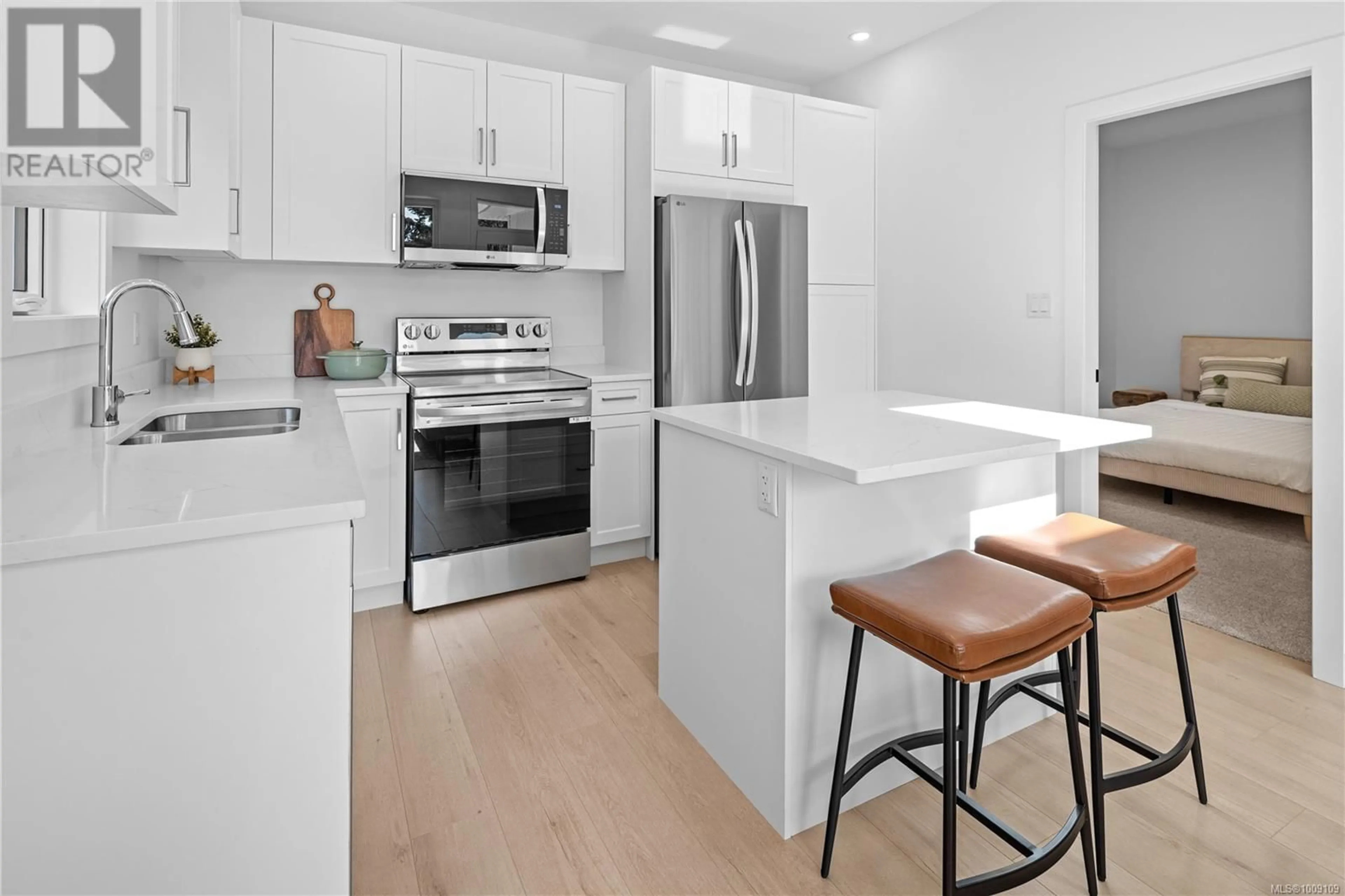Open concept kitchen, ceramic/tile floor for C - 568 KAY STREET, Saanich British Columbia V8Z2L3