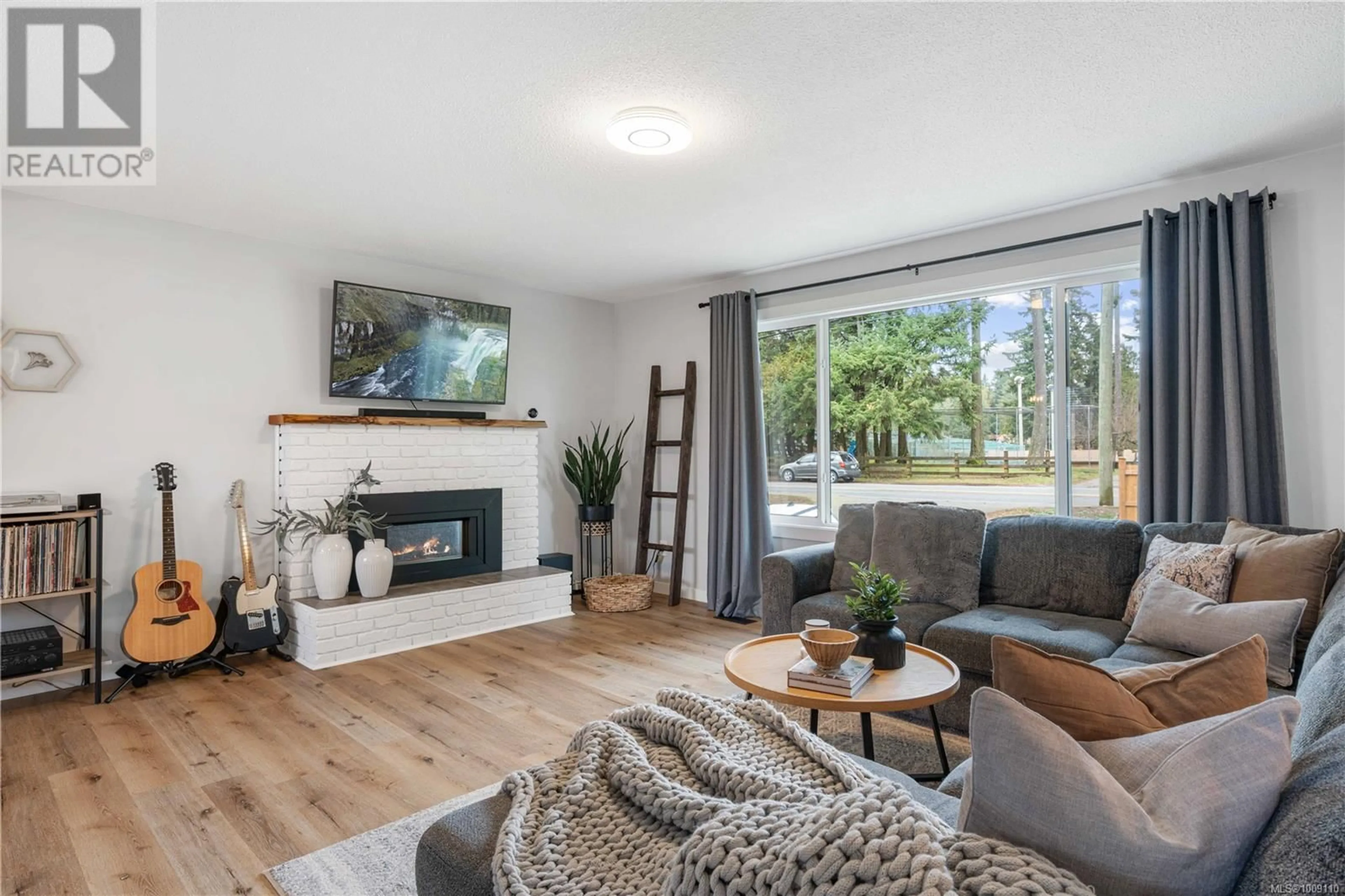 Living room with furniture, wood/laminate floor for 3677 NORWELL DRIVE, Nanaimo British Columbia V9T1X7