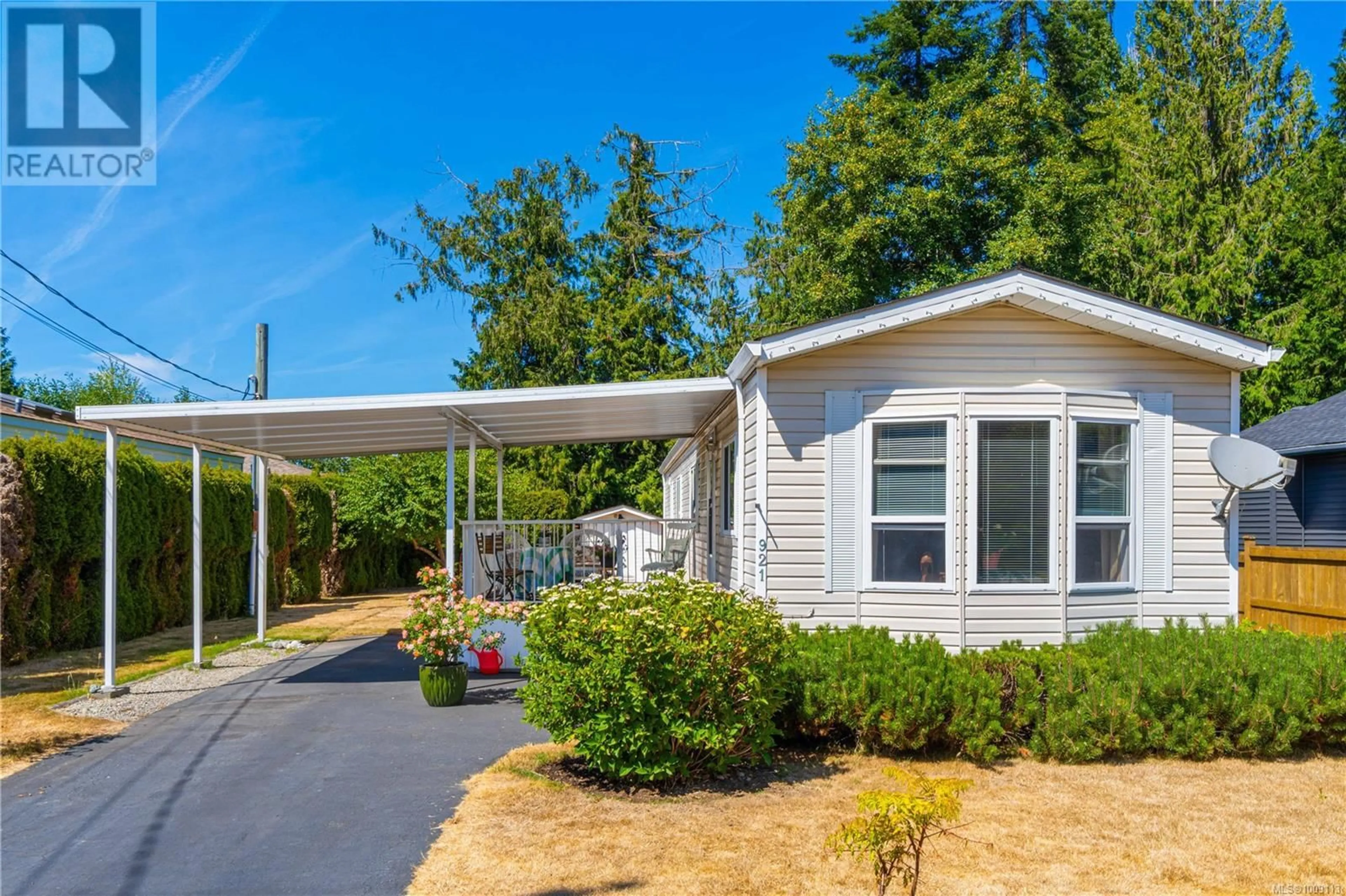 Home with vinyl exterior material, street for 921 RILEY ROAD, Parksville British Columbia V9P2L7
