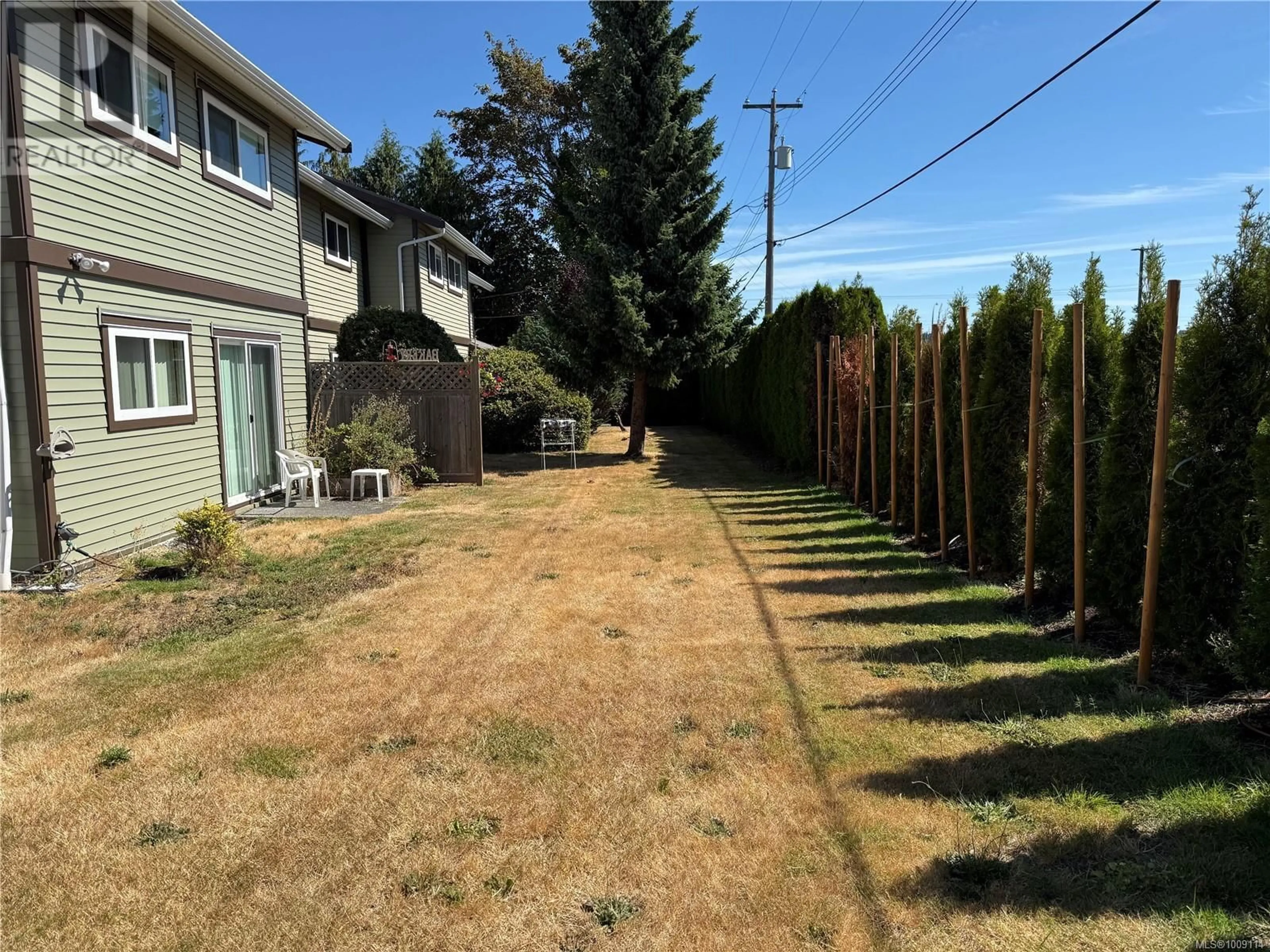 A pic from outside/outdoor area/front of a property/back of a property/a pic from drone, street for 14 - 375 21ST STREET, Courtenay British Columbia V9N2B6
