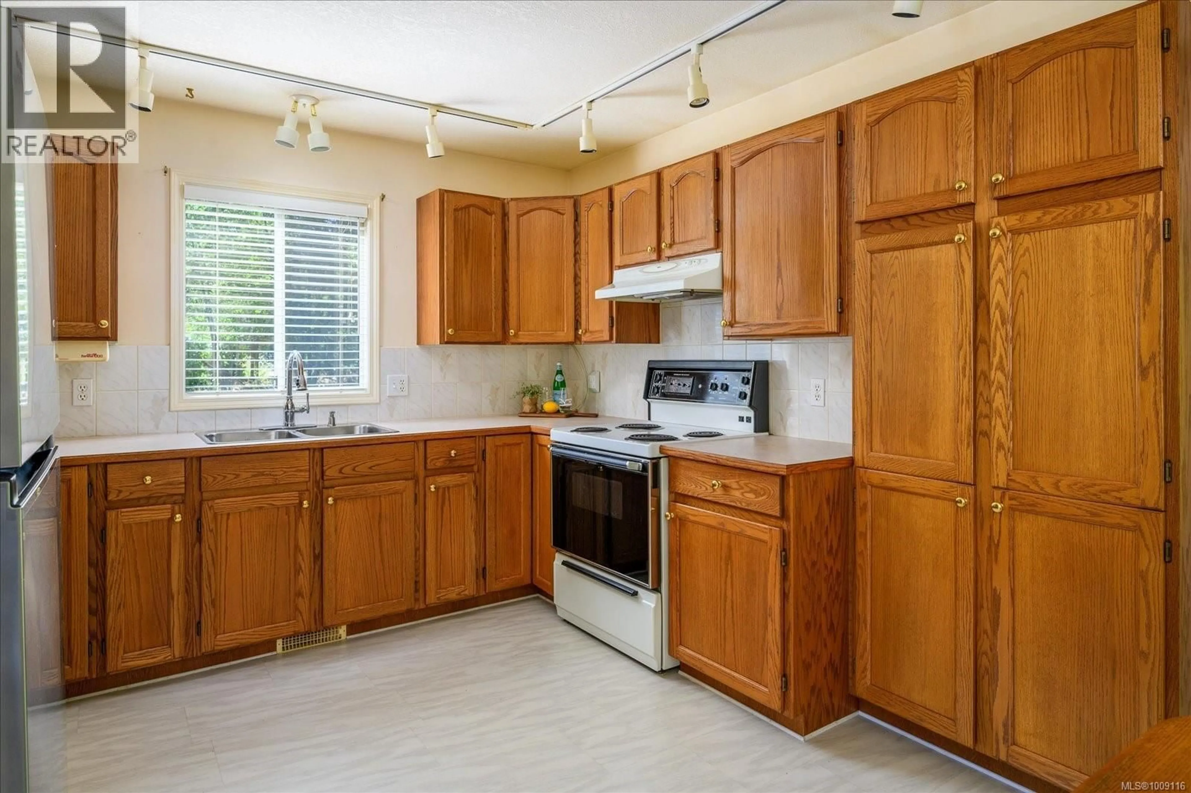 Standard kitchen, unknown for 620 TAYLOR CRESCENT, Ladysmith British Columbia V9G1P8