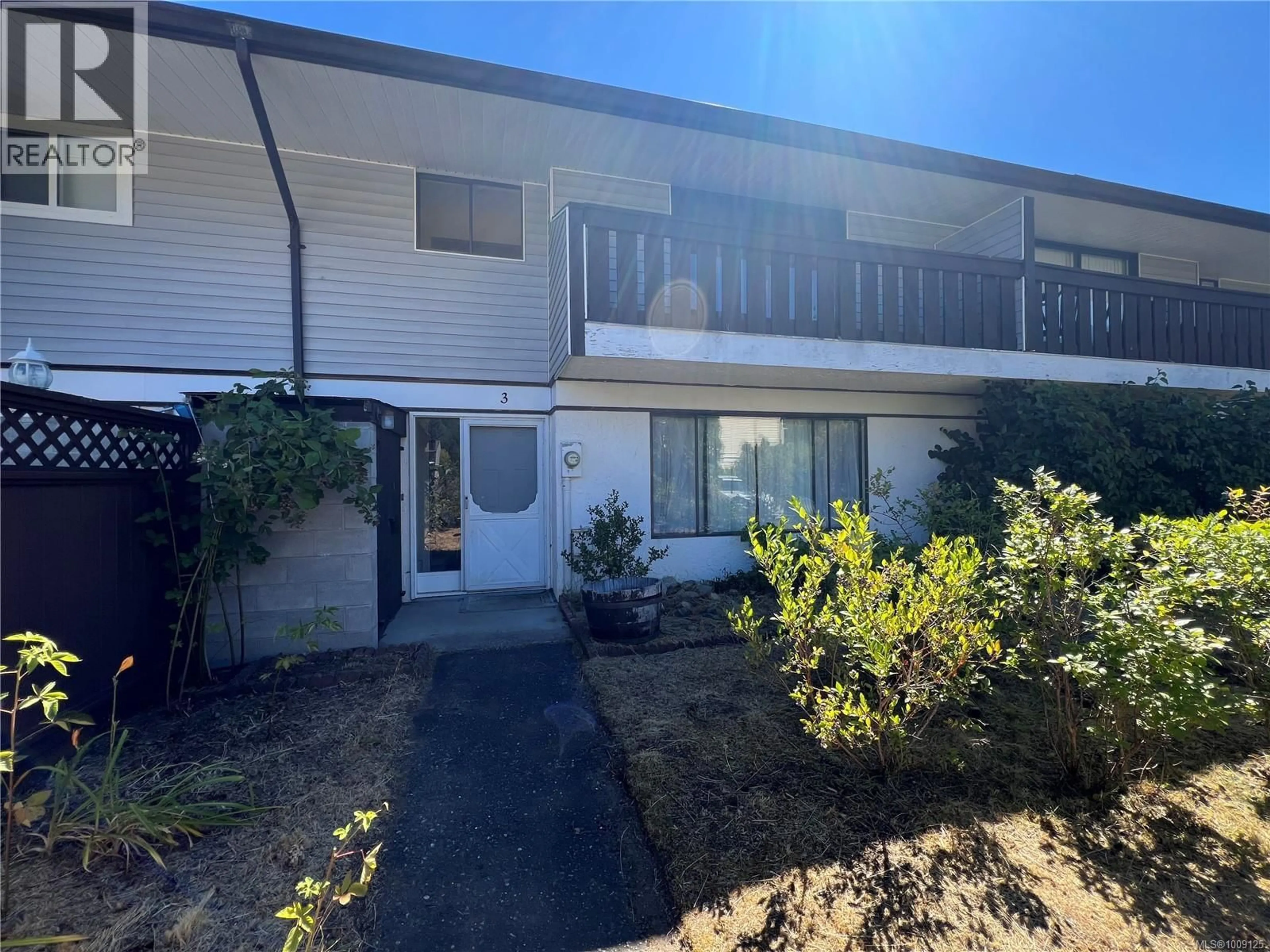 A pic from outside/outdoor area/front of a property/back of a property/a pic from drone, street for 3 - 500 MUCHALAT PLACE, Gold River British Columbia V0P1G0
