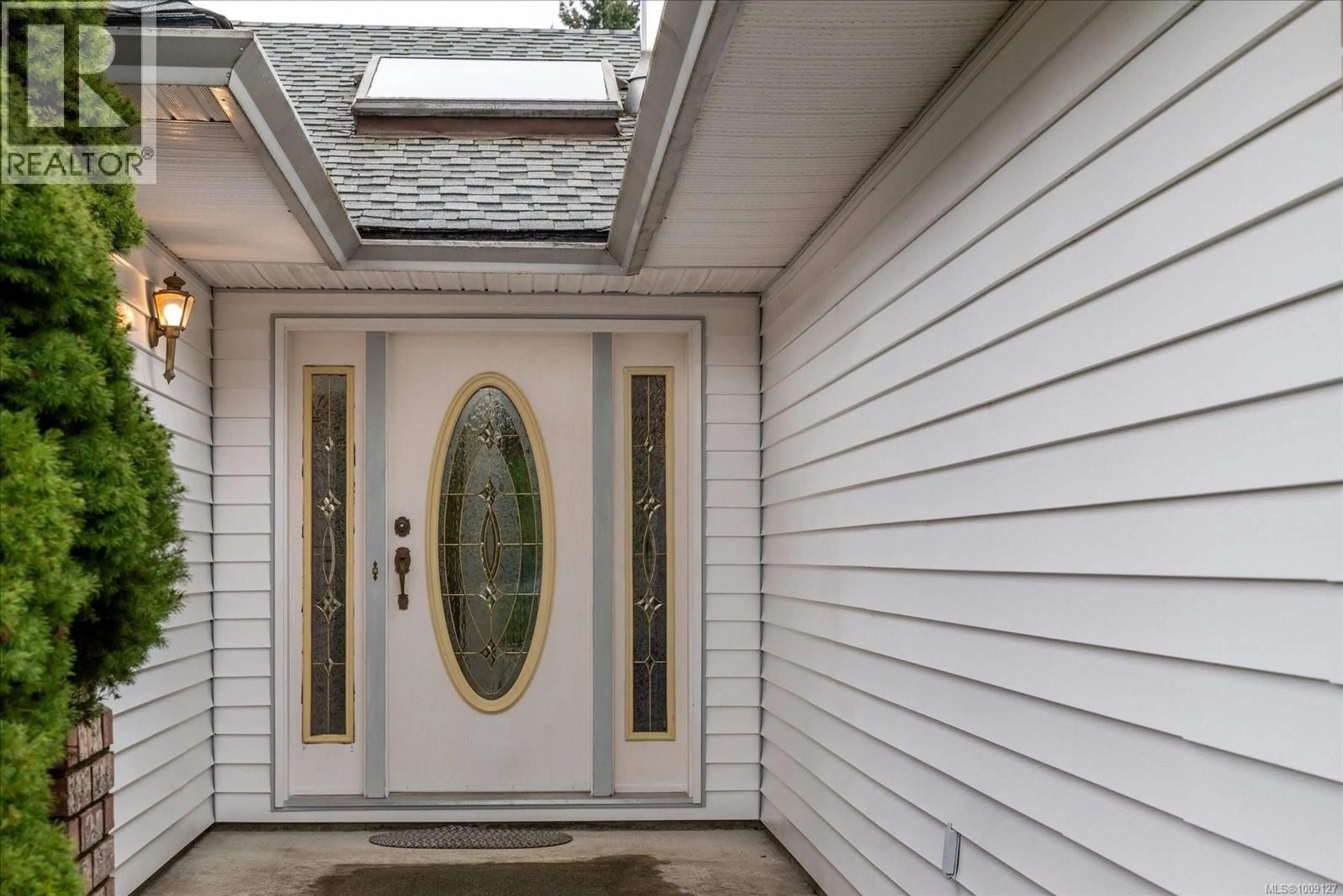 Home with vinyl exterior material, street for 813 CAMERON WAY, Ladysmith British Columbia V9G1N3