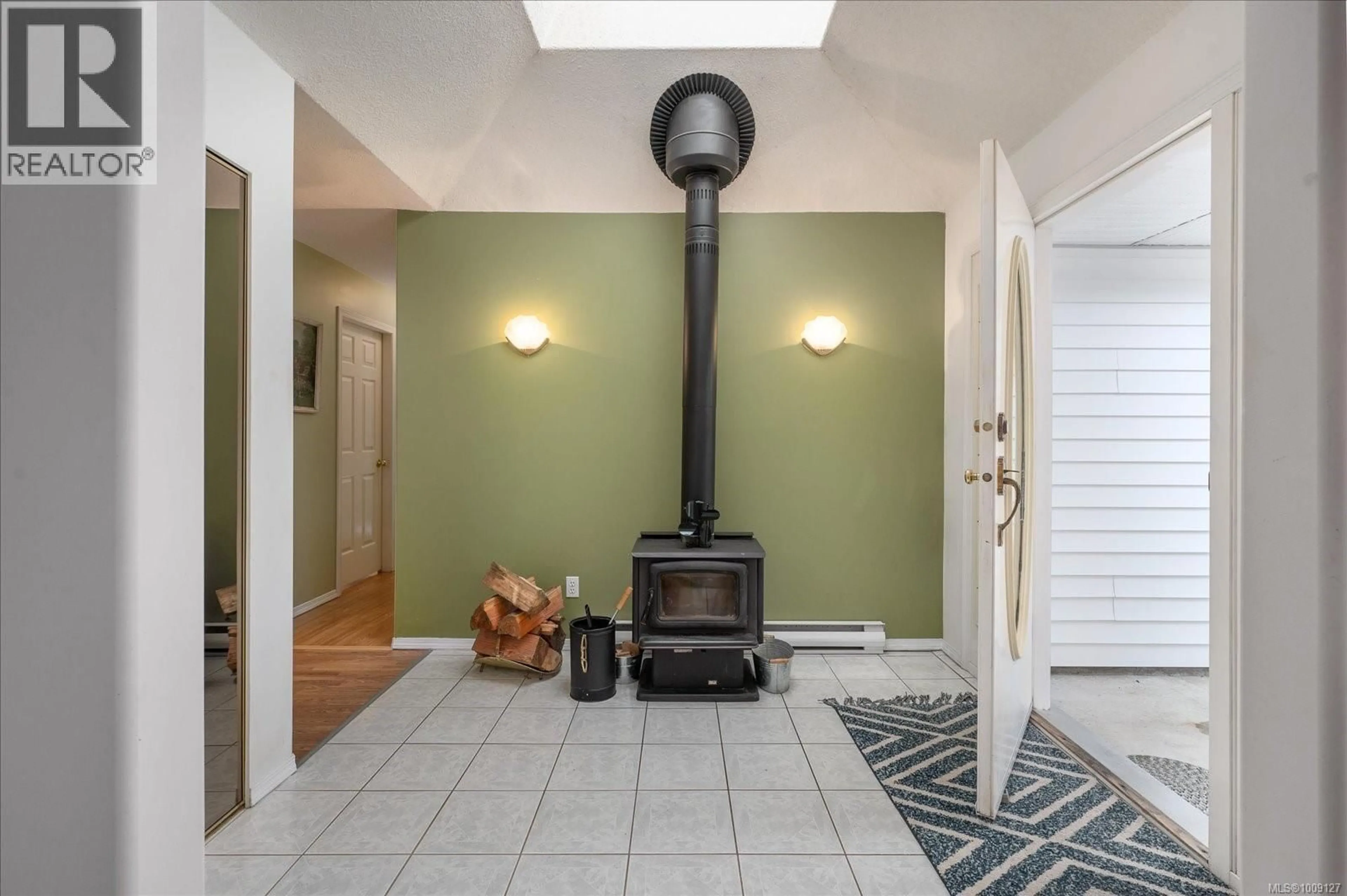 Indoor entryway for 813 CAMERON WAY, Ladysmith British Columbia V9G1N3