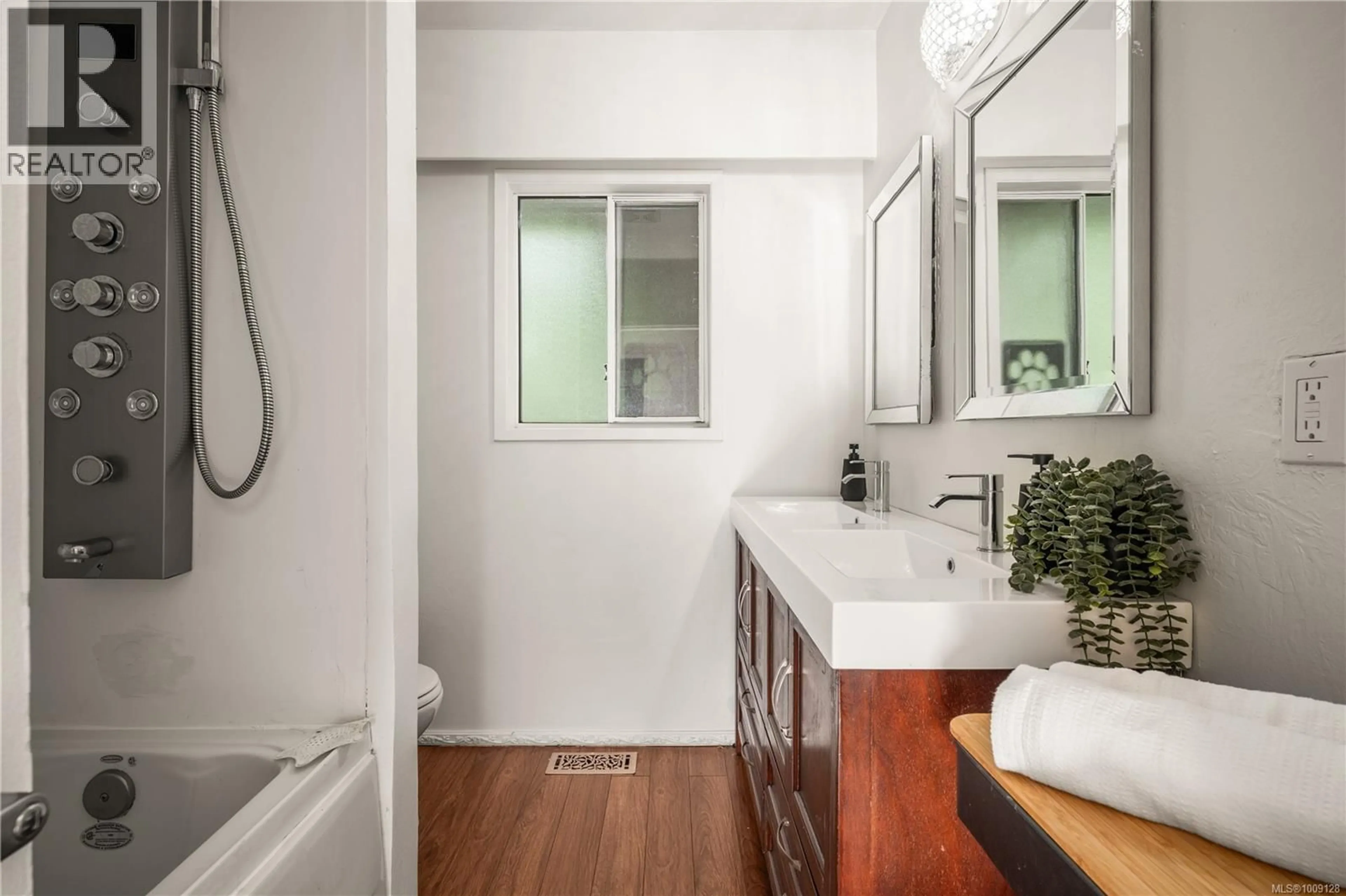 Standard bathroom, ceramic/tile floor for 1616 MOREY ROAD, Nanaimo British Columbia V9S1J7
