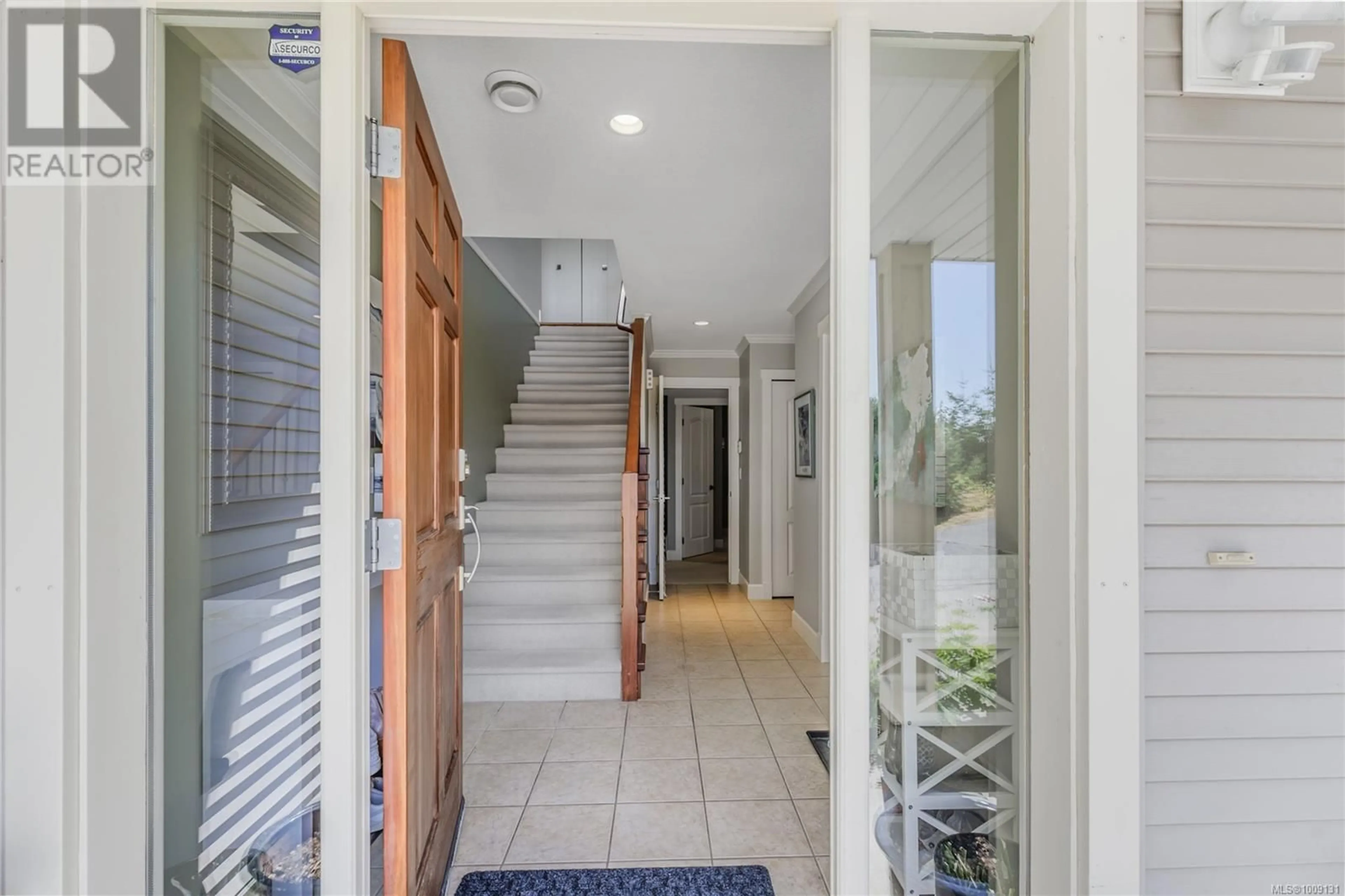 Indoor foyer for 3530 ROSS ROAD, Nanaimo British Columbia V9T2S5