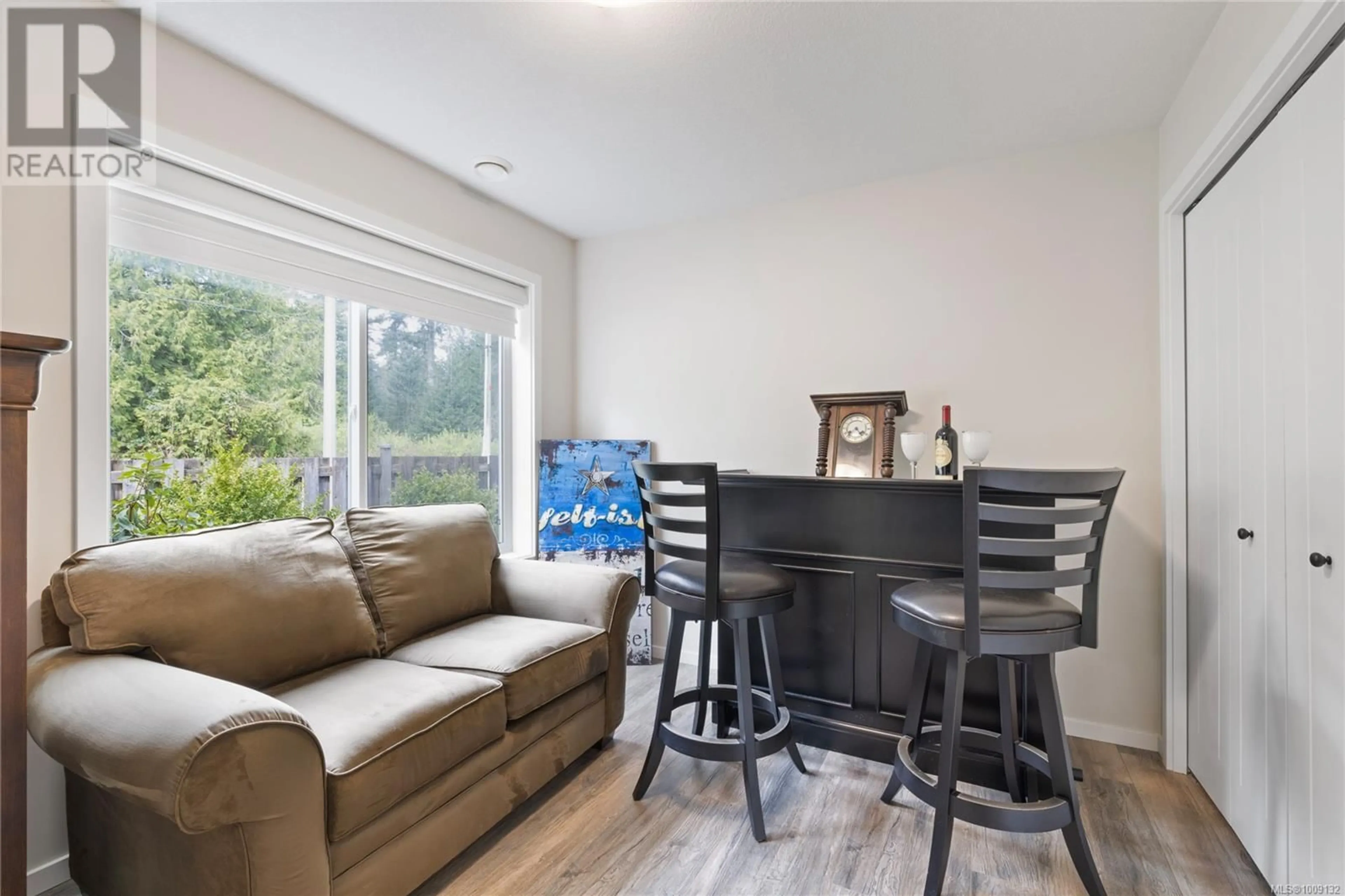 Living room with furniture, wood/laminate floor for 1308 FIELDING ROAD, Nanaimo British Columbia V9X1K8