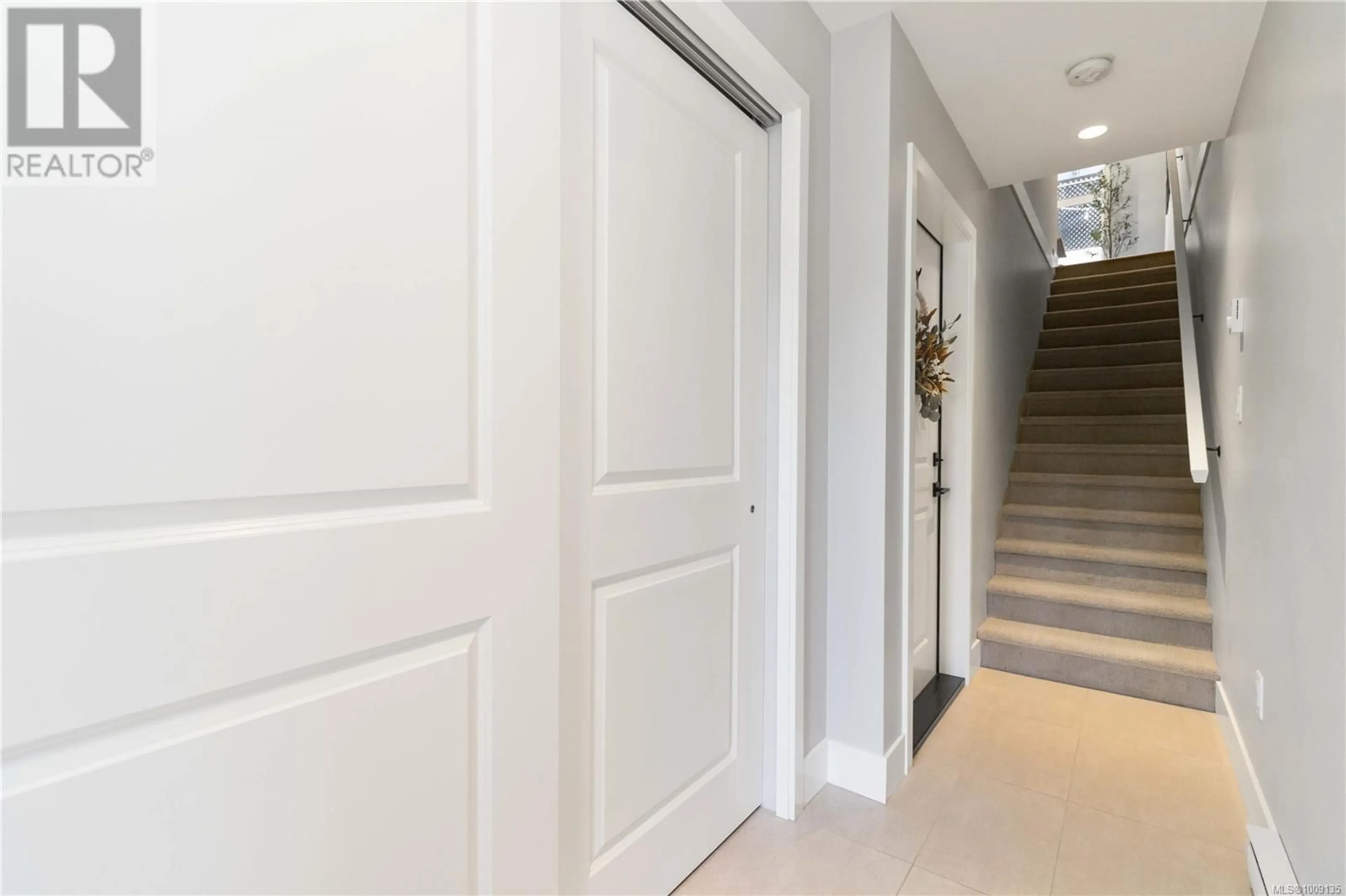 Indoor foyer for 101 - 2120 TRIANGLE TRAIL, Langford British Columbia V9C0R2