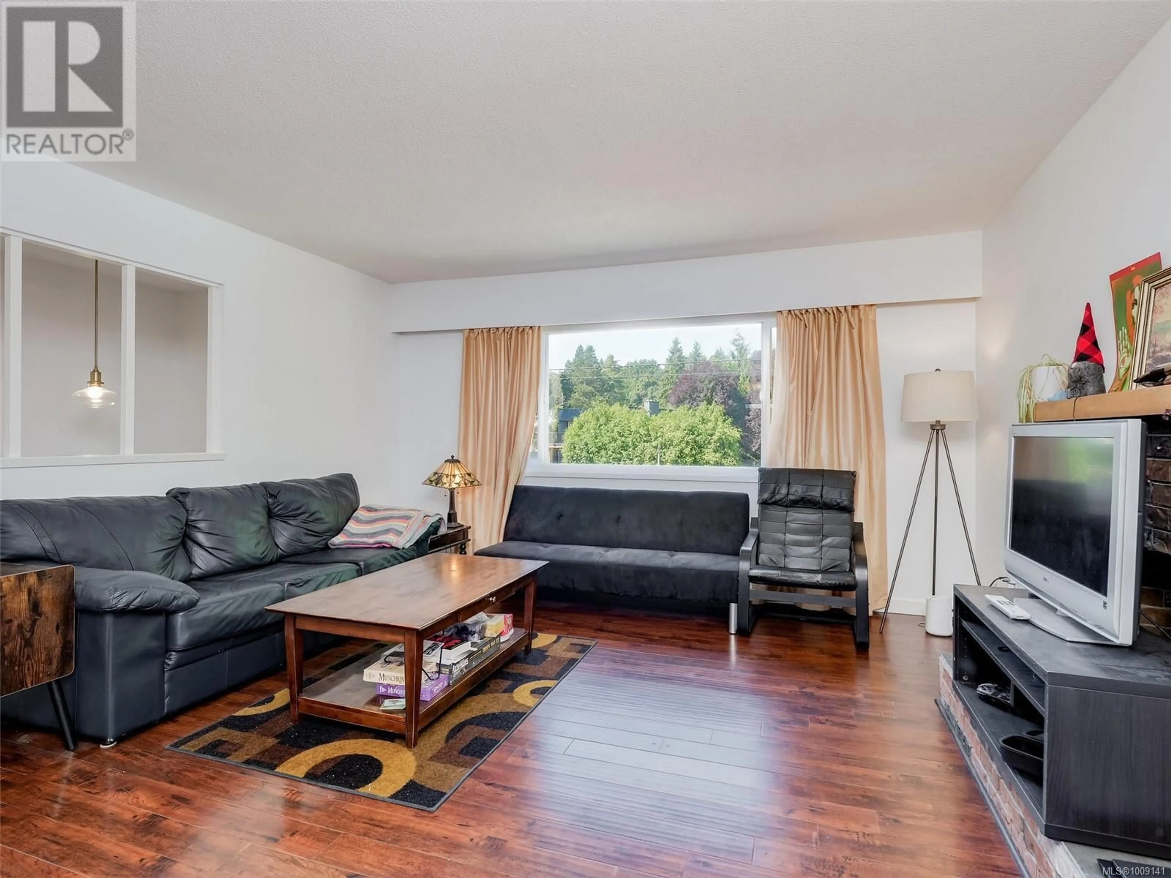 Living room with furniture, wood/laminate floor for 4215 SHELBOURNE STREET, Saanich British Columbia V8N3E8