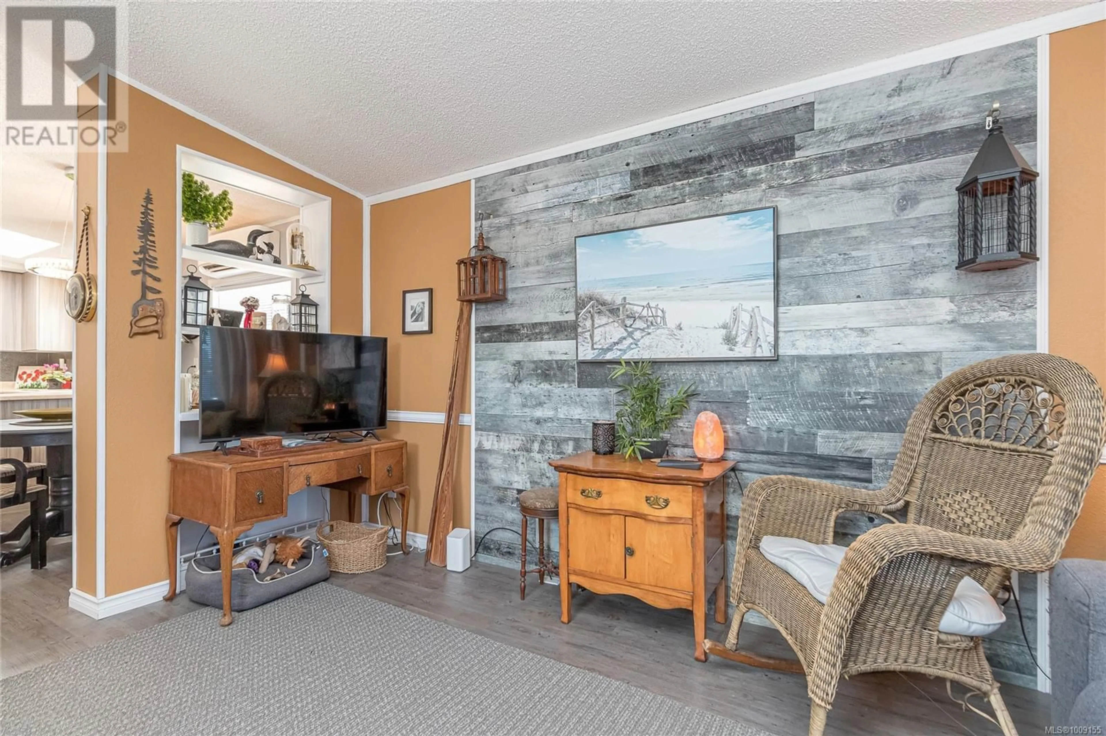 Living room with furniture, wood/laminate floor for 139 - 1736 TIMBERLANDS ROAD, Ladysmith British Columbia V9G1K3