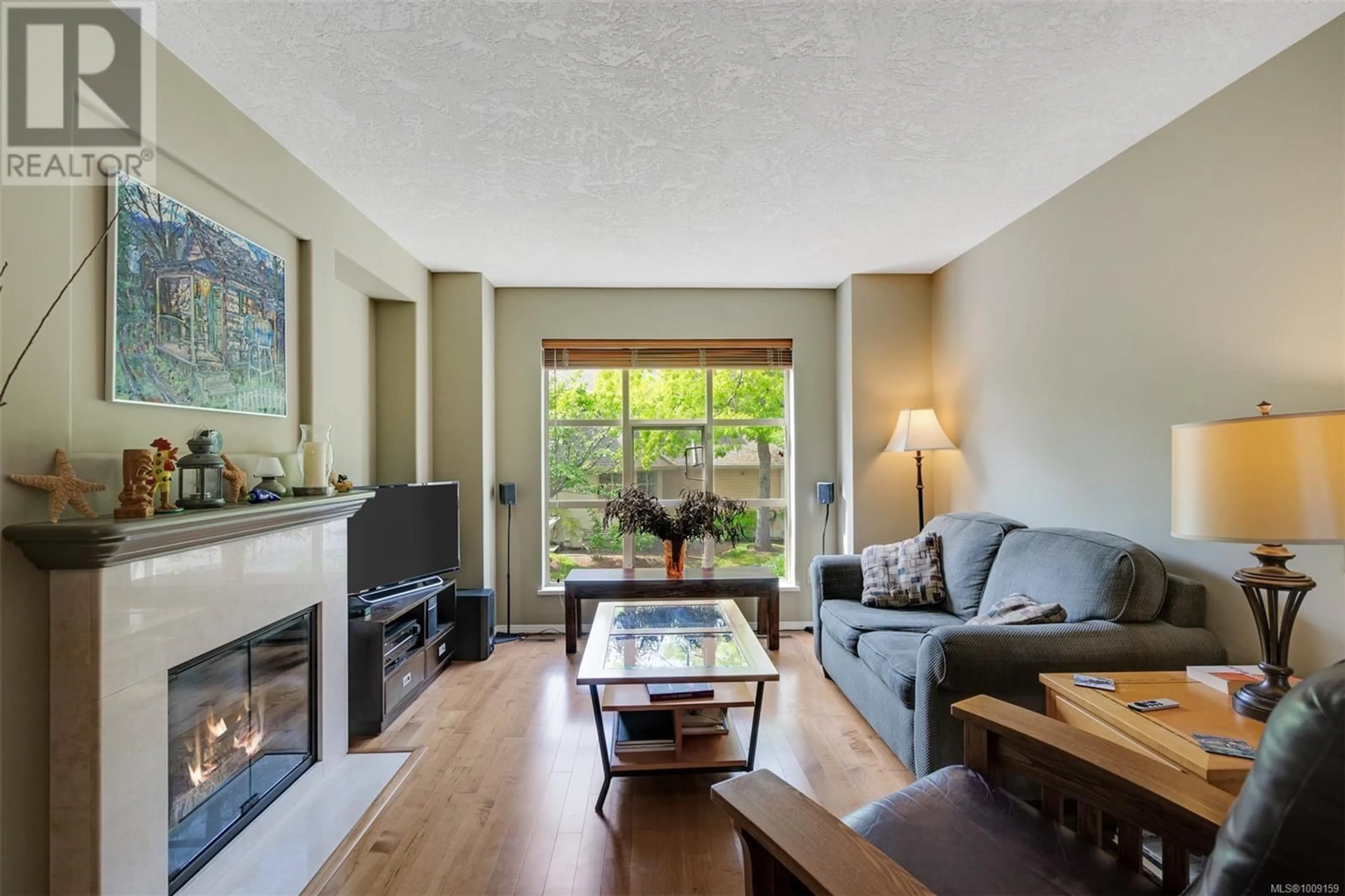 Living room with furniture, unknown for 102 - 510 MARSETT PLACE, Saanich British Columbia V8Z7J1