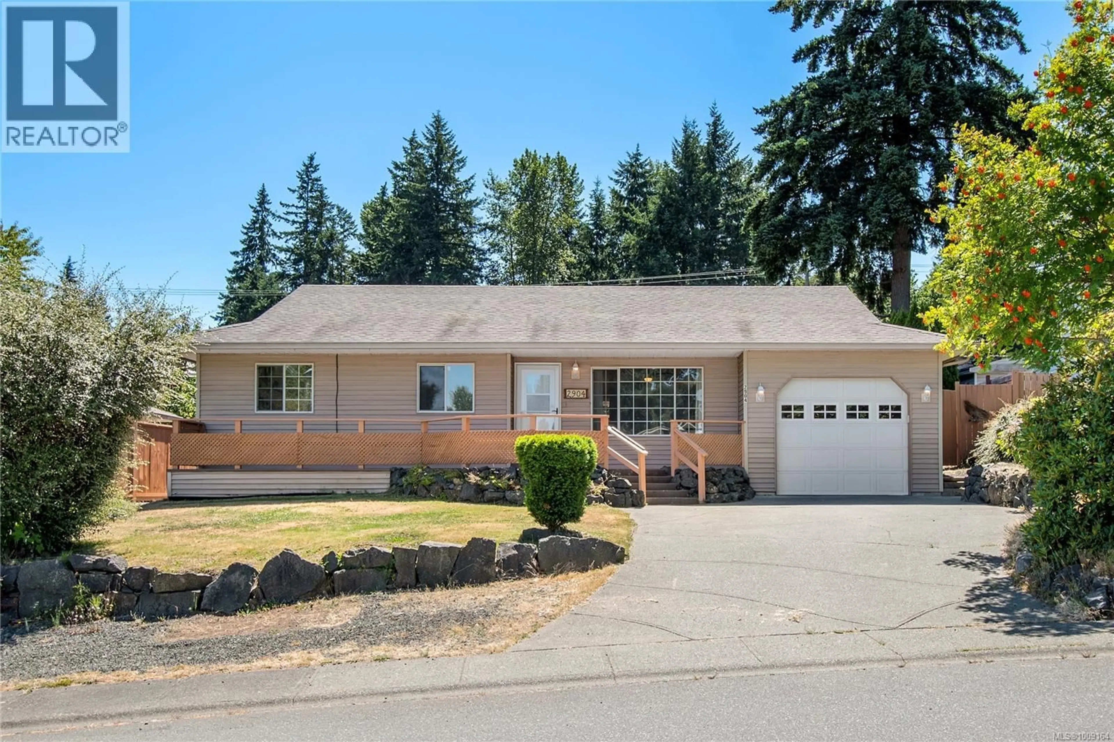 Home with vinyl exterior material, street for 2904 APPLE DRIVE, Campbell River British Columbia V9W7X7
