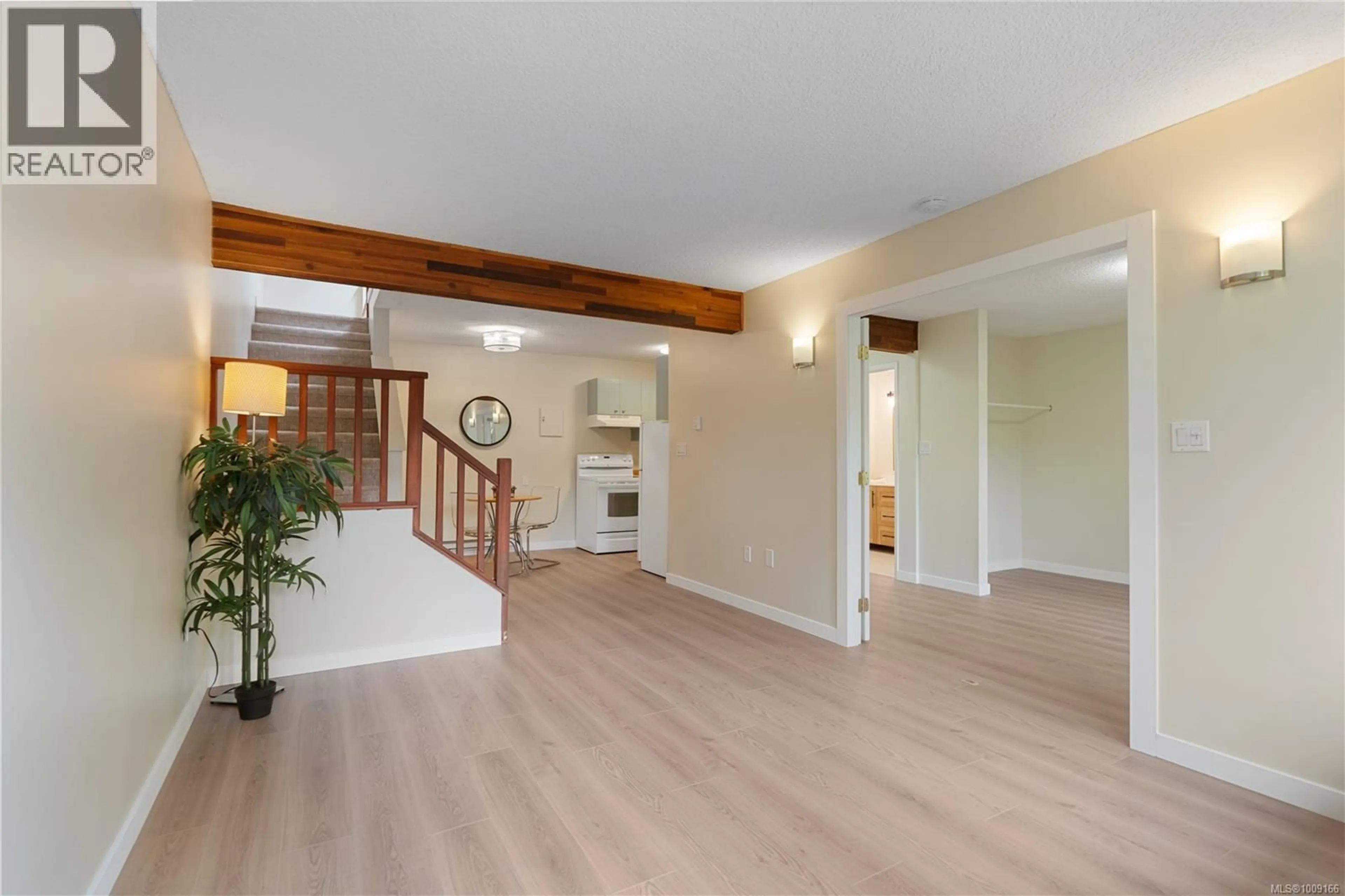 Indoor foyer for 3 - 974 DUNFORD AVENUE, Langford British Columbia V9B2S3