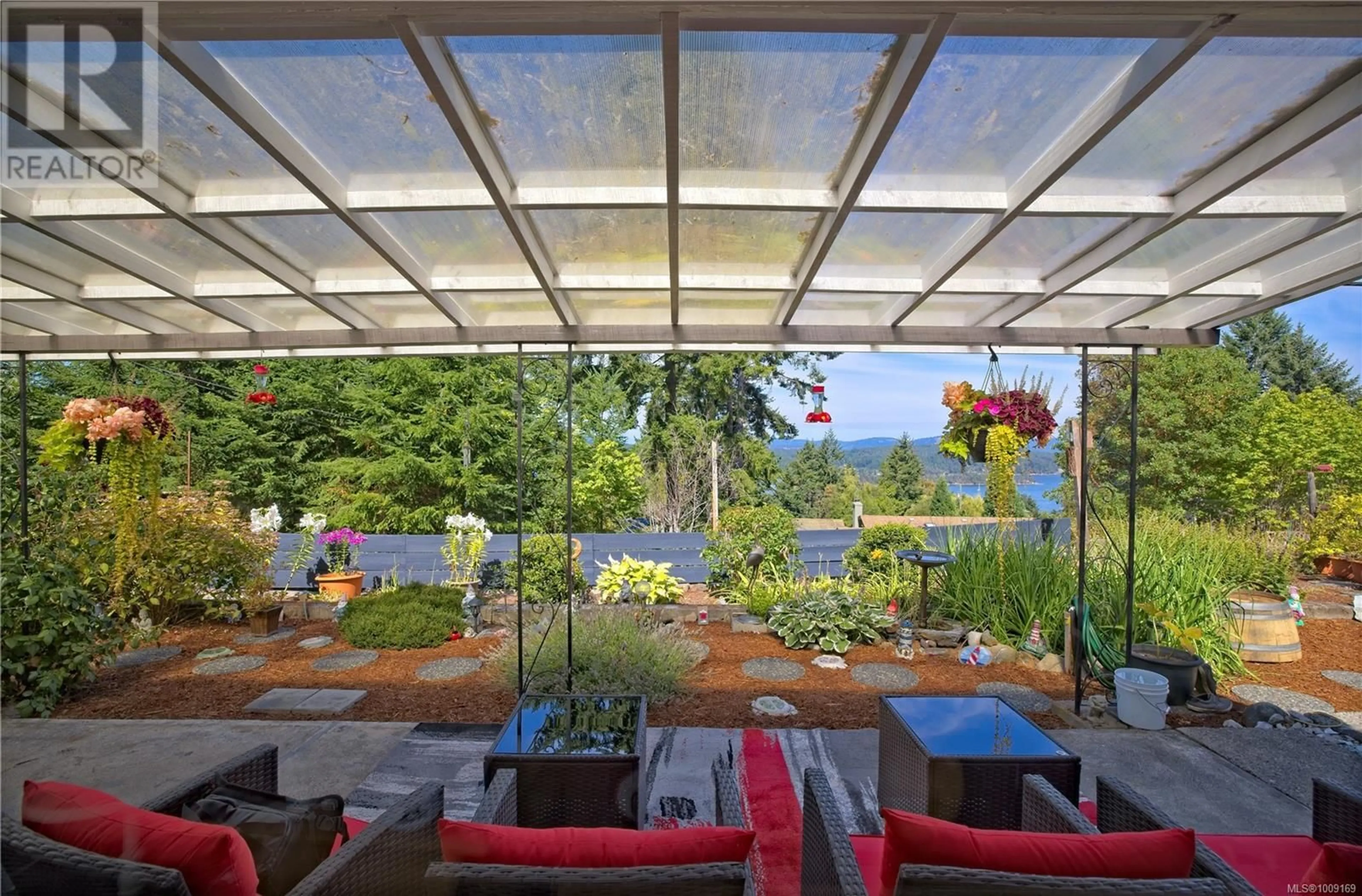 Patio, street for 185 CHARLESWORTH ROAD, Salt Spring British Columbia V8K2J7