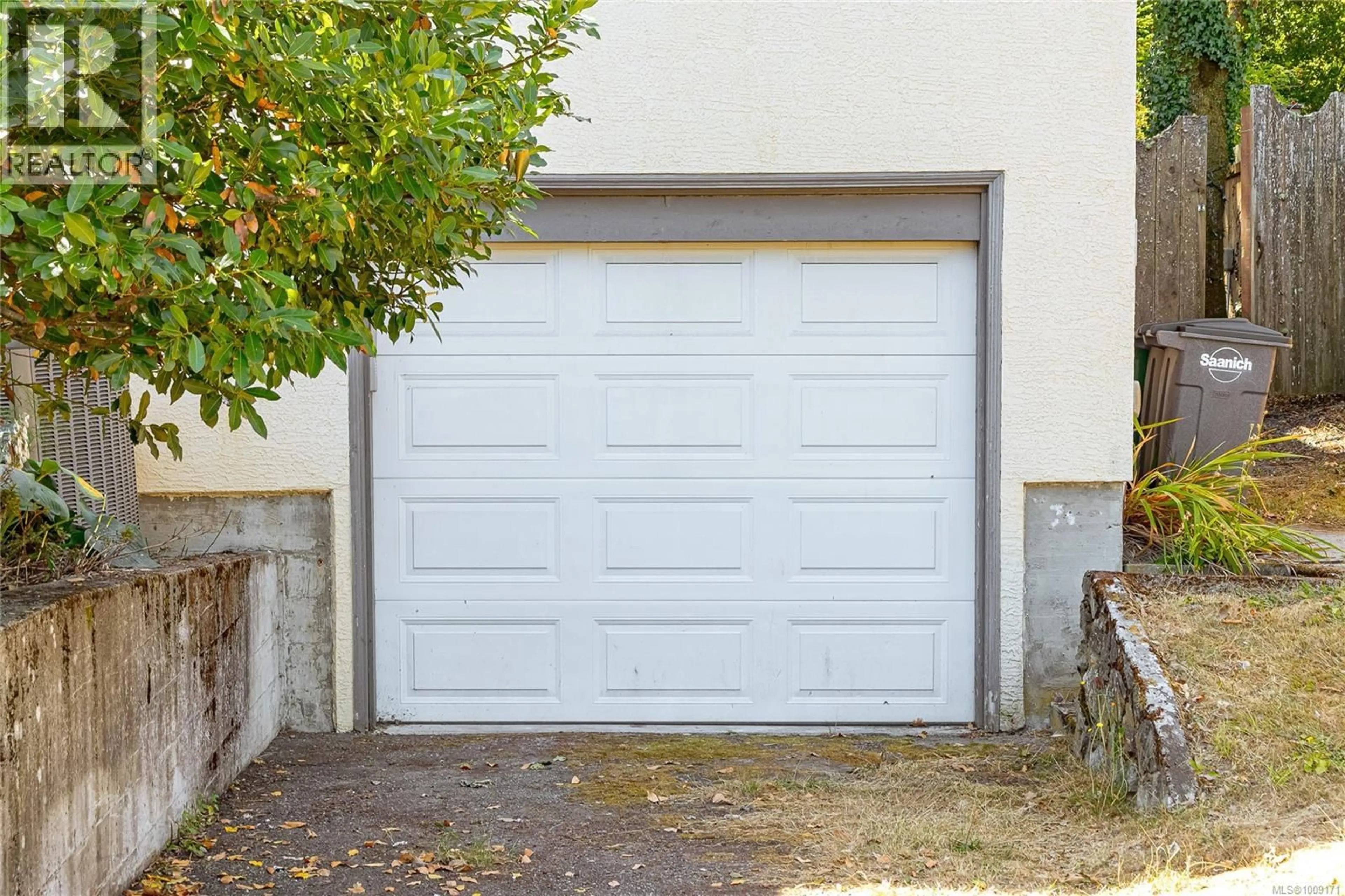 Indoor garage for 745 NEWBURY STREET, Saanich British Columbia V9A2C2