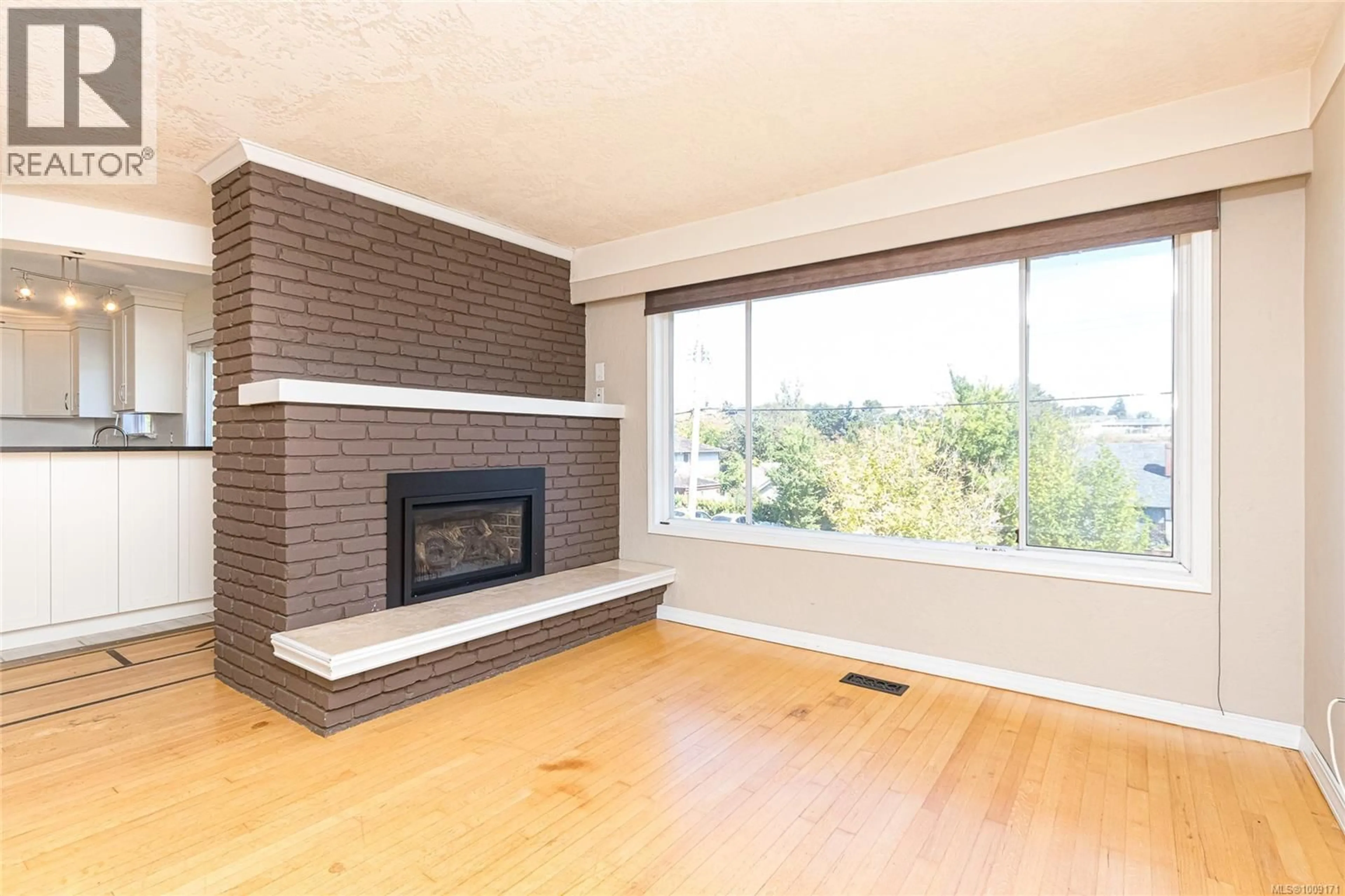 Living room with furniture, wood/laminate floor for 745 NEWBURY STREET, Saanich British Columbia V9A2C2