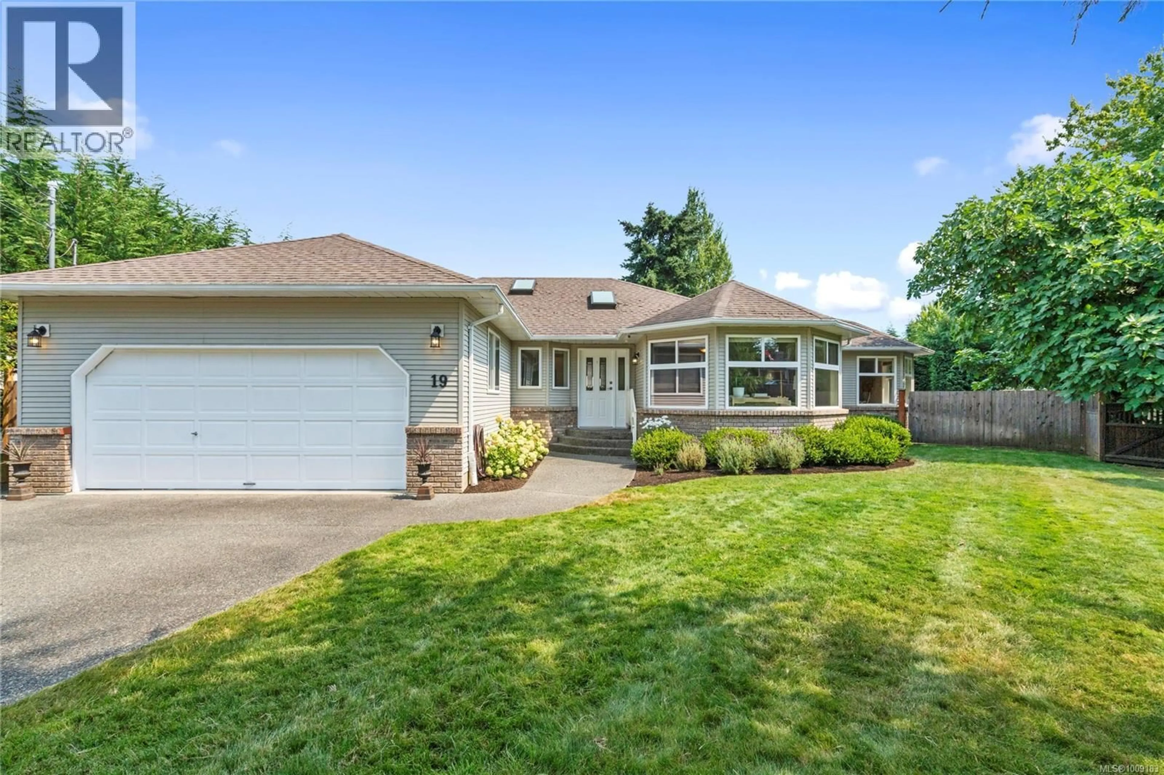 Home with vinyl exterior material, street for 19 BALLENAS PLACE, Parksville British Columbia V9P1G3