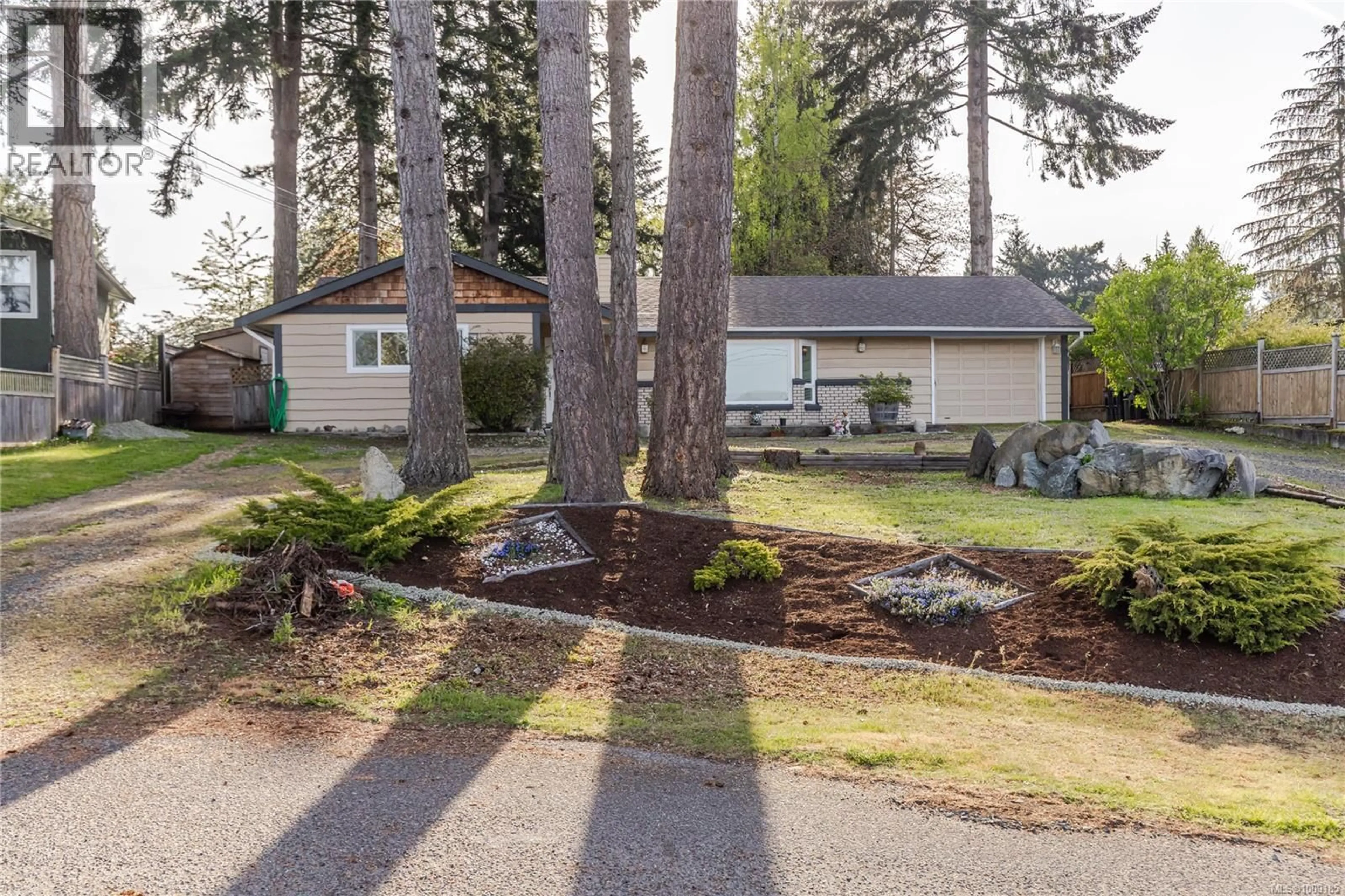Home with vinyl exterior material, street for 581 SUMAC DRIVE, Qualicum Beach British Columbia V9K1A4